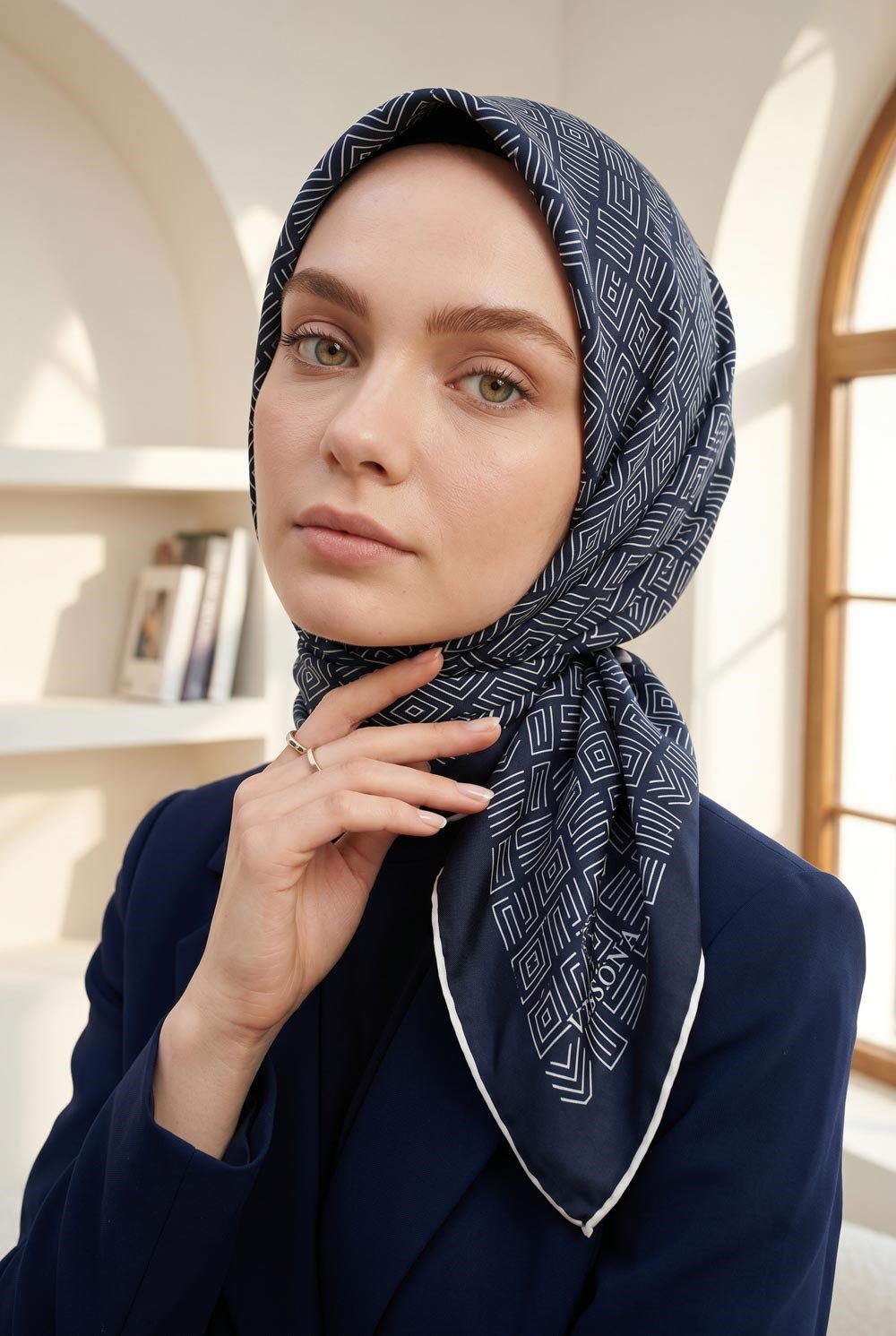 %57 İPEK %43 VİSKON Twill İpek Etnik Motif Desenli Lacivert - Krem Renkli 90x90 Eşarp Dikim Şekli : El Dikişi