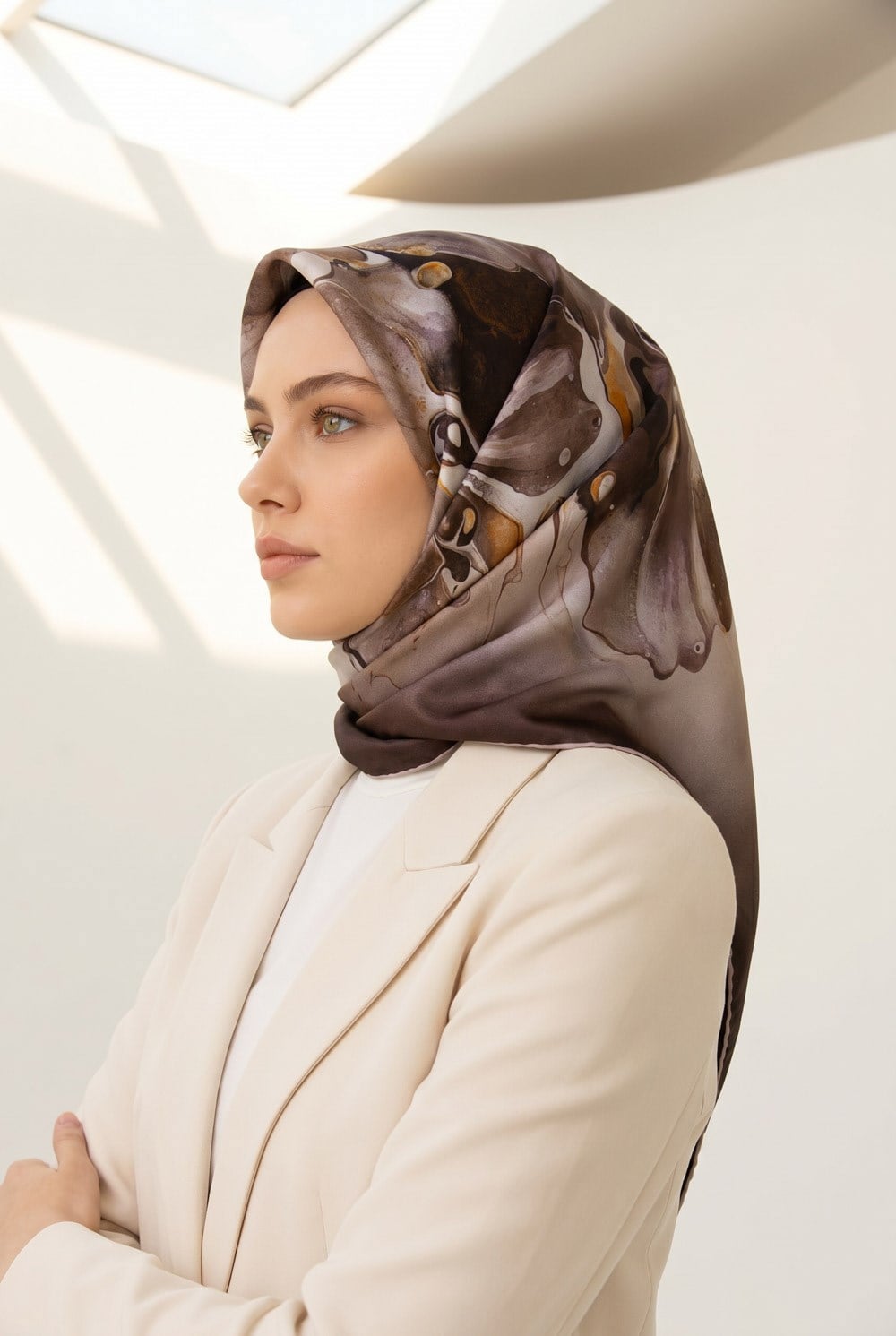 %100 Twill İpek Batik Çiçek Desenli Kahverengi - Krem Renkli 90x90 Eşarp Dikim Şekli : El Dikişi