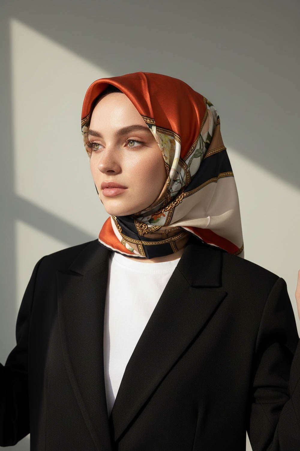 100% Twill İpek Şeritli Çiçek Desenli Taba - Krem Renkli 90x90 Dikim Şekli : El Dikişi Eşarp