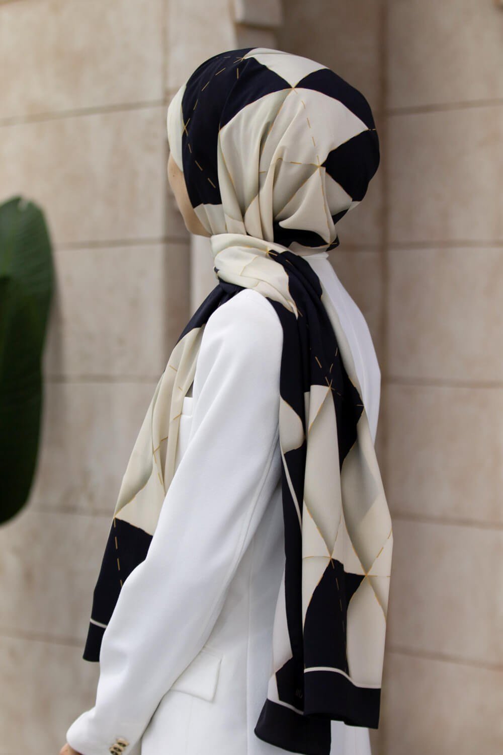 KREP ÜÇGEN YAMA DESENLİ SİYAH RENKLİ 75X195 KIRIŞMAZ ŞAL
