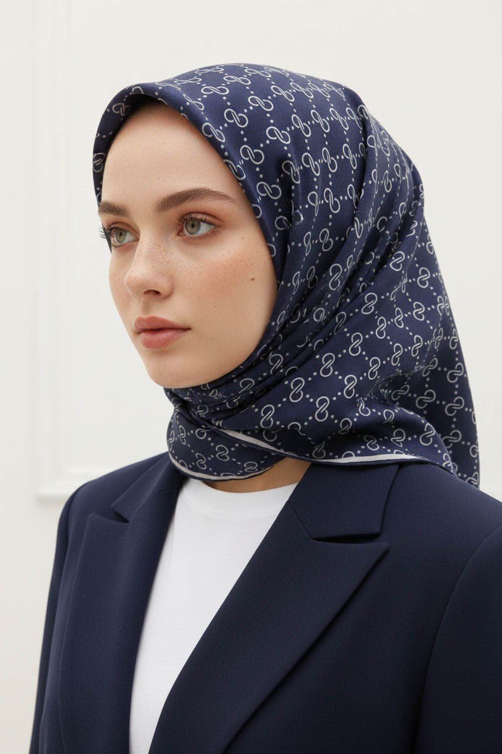 %57 İPEK %43 VİSKON Twill İpek Leopar Desenli Lacivert - Beyaz Renkli 90x90 Eşarp Dikim Şekli : El Dikişi