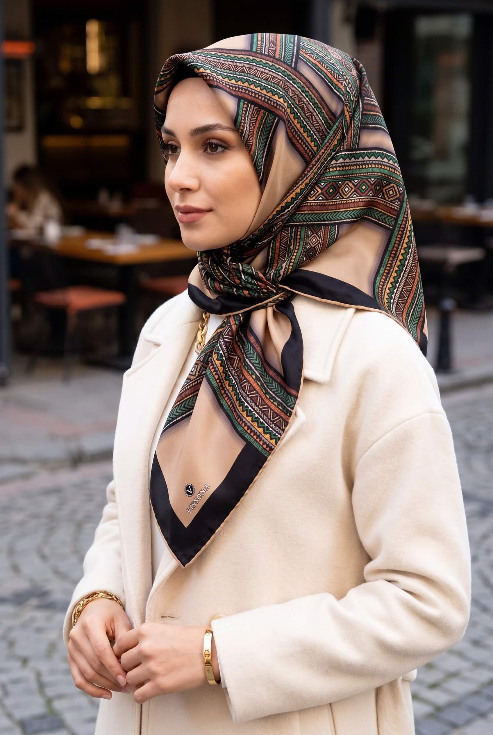 %100 Twill İpek Etnik Desenli Bej - Zümrüt Yeşili Renkli 90x90 Eşarp Dikim Şekli : El Dikişi