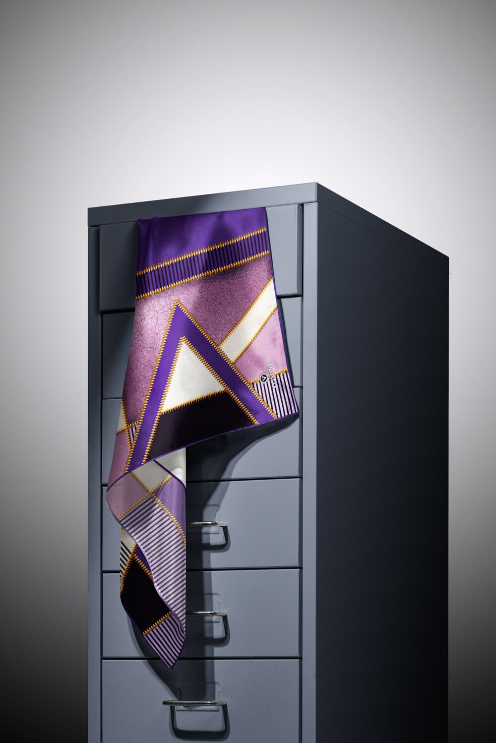%57 İPEK % 43 VİSKON Twill İpek Geometrik Desenli Mor - Lila Renkli 90x90 Eşarp Dikim Şekli : El Dikişi