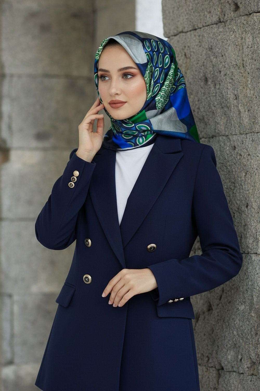%100 Twill İpek Geometrik Desenli Lacivert - Zümrüt Yeşili Renkli 90x90 Eşarp Kenar Dikiş Şekli El Dikişli