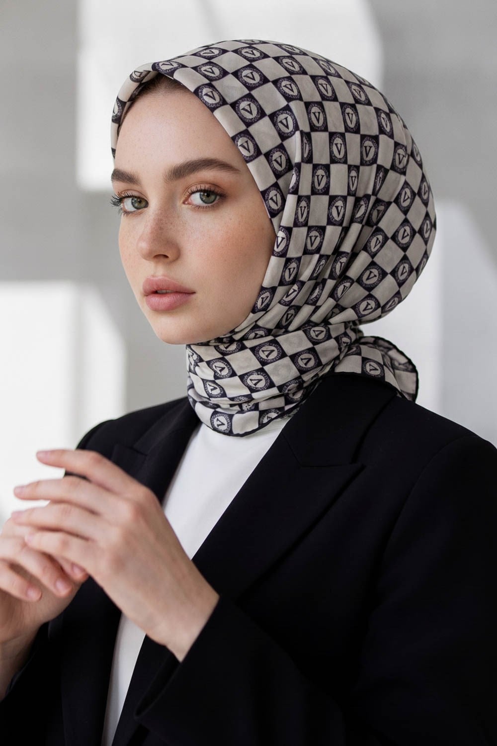 % 57 İPEK % 43 VİSKON Twill İpek Monogram Desenli Siyah - Krem Renkli 90x90 Eşarp Dikim Şekli : El Dikişi