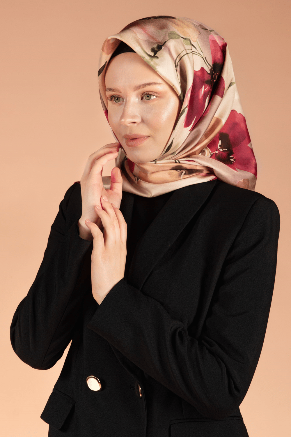%100 Twill İpek Çiçek Desenli Bej - Bordo Renkli 90x90 Dikim Şekli : El Dikişi Eşarp