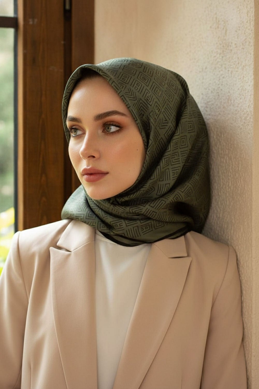 100% Twill İpek Etnik Motif Desenli Haki - Siyah Renkli 90x90 Dikim Şekli : El Dikişi Eşarp