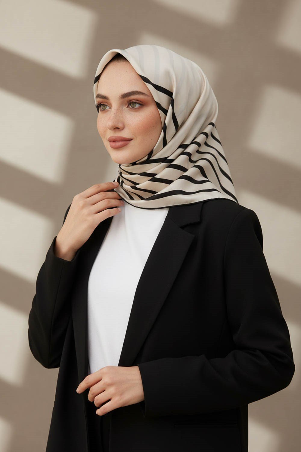 %100 Twill İpek Çizgili Desenli Krem - Siyah Renkli 90x90 Eşarp Dikim Şekli : El Dikişi