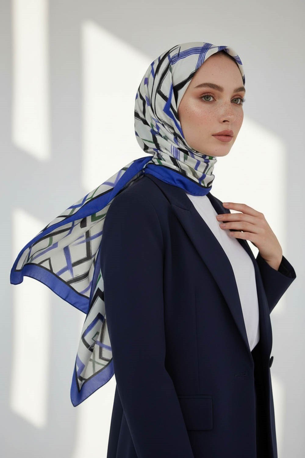 KREP GEOMETRİK DESENLİ SAKS RENKLİ 75X195 KIRIŞMAZ ŞAL