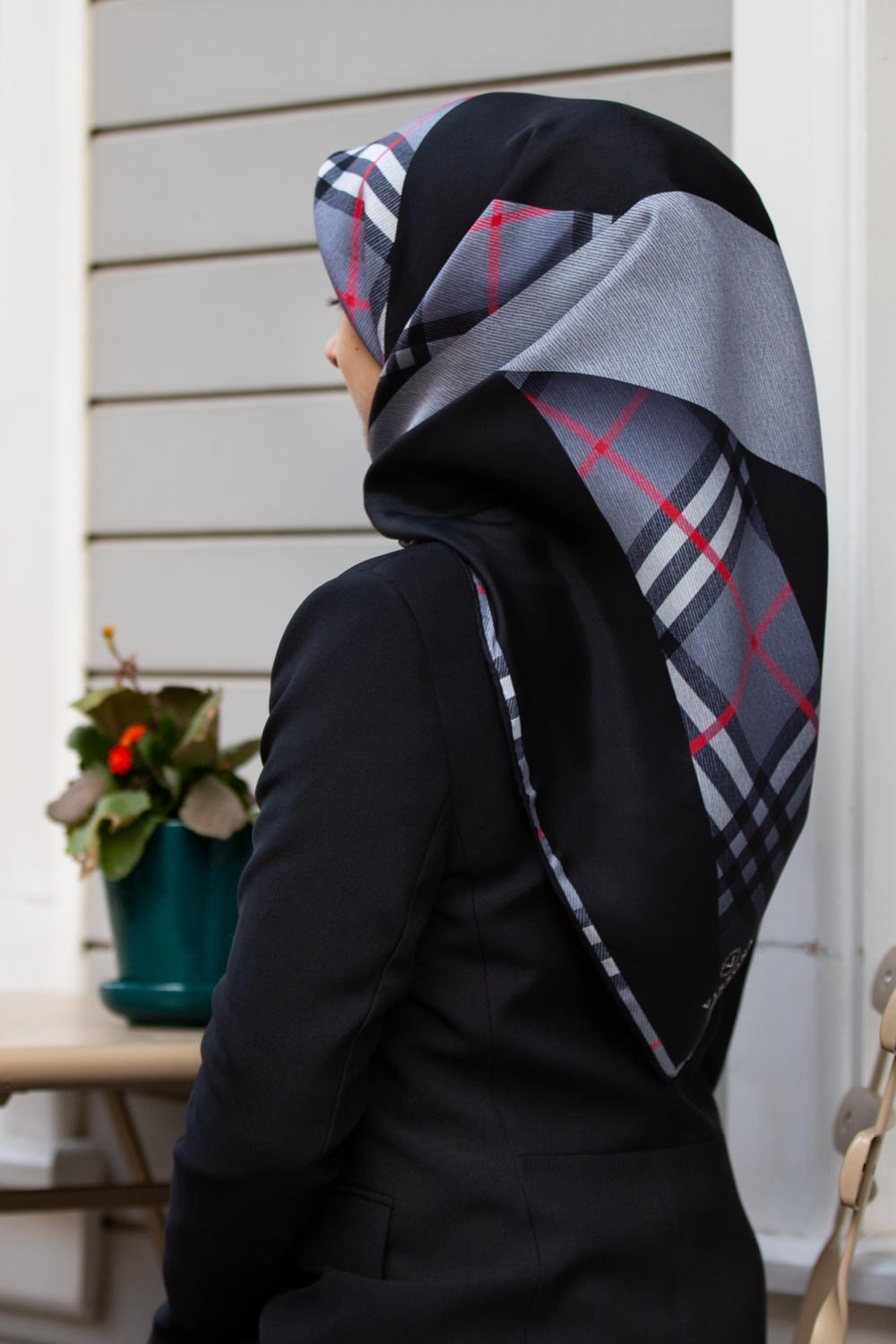 %100 Twill İpek Eşarp 90x90 Gri Siyah Ekose Desenli El Dikişli Kadın Eşarp