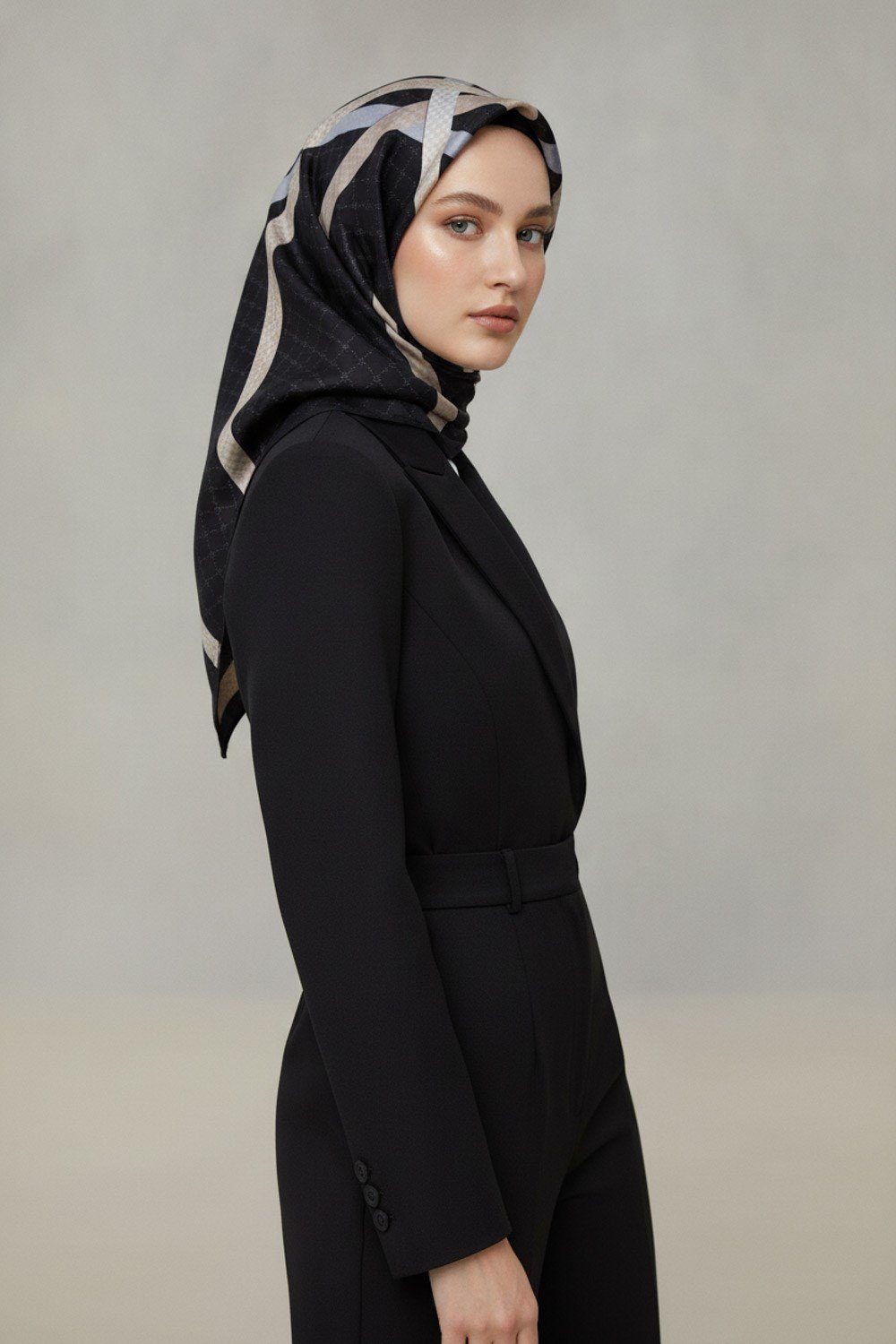 %57 İPEK %43 VİSKON Twill İpek Monogram Ve Şerit Desenli Siyah - Bej Renkli 90x90 Eşarp Dikim Şekli : El Dikişi