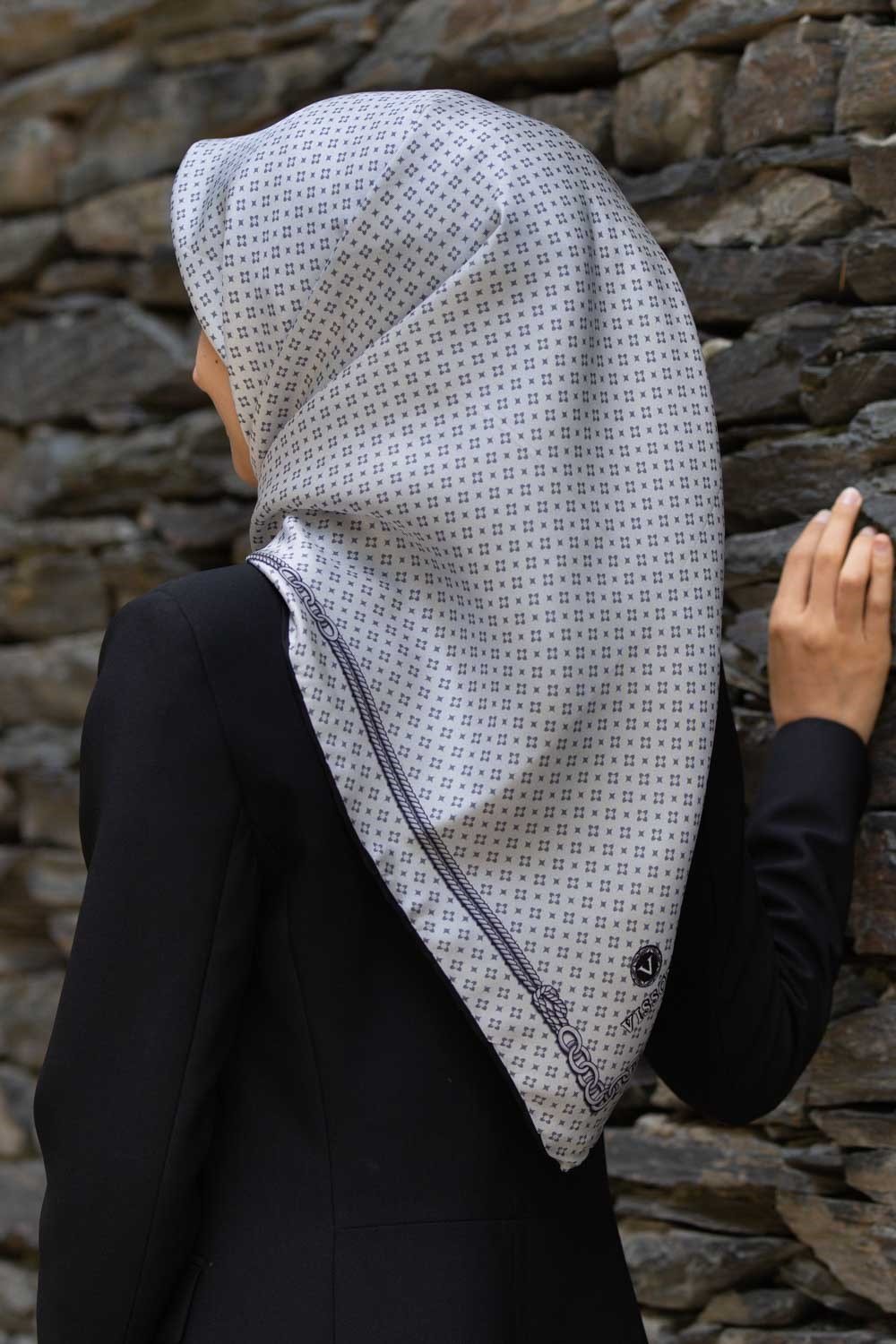%100 Twill İpek Zincir Desenli Gümüş - Siyah Renkli 90x90 Eşarp Dikim Şekli : El Dikişi