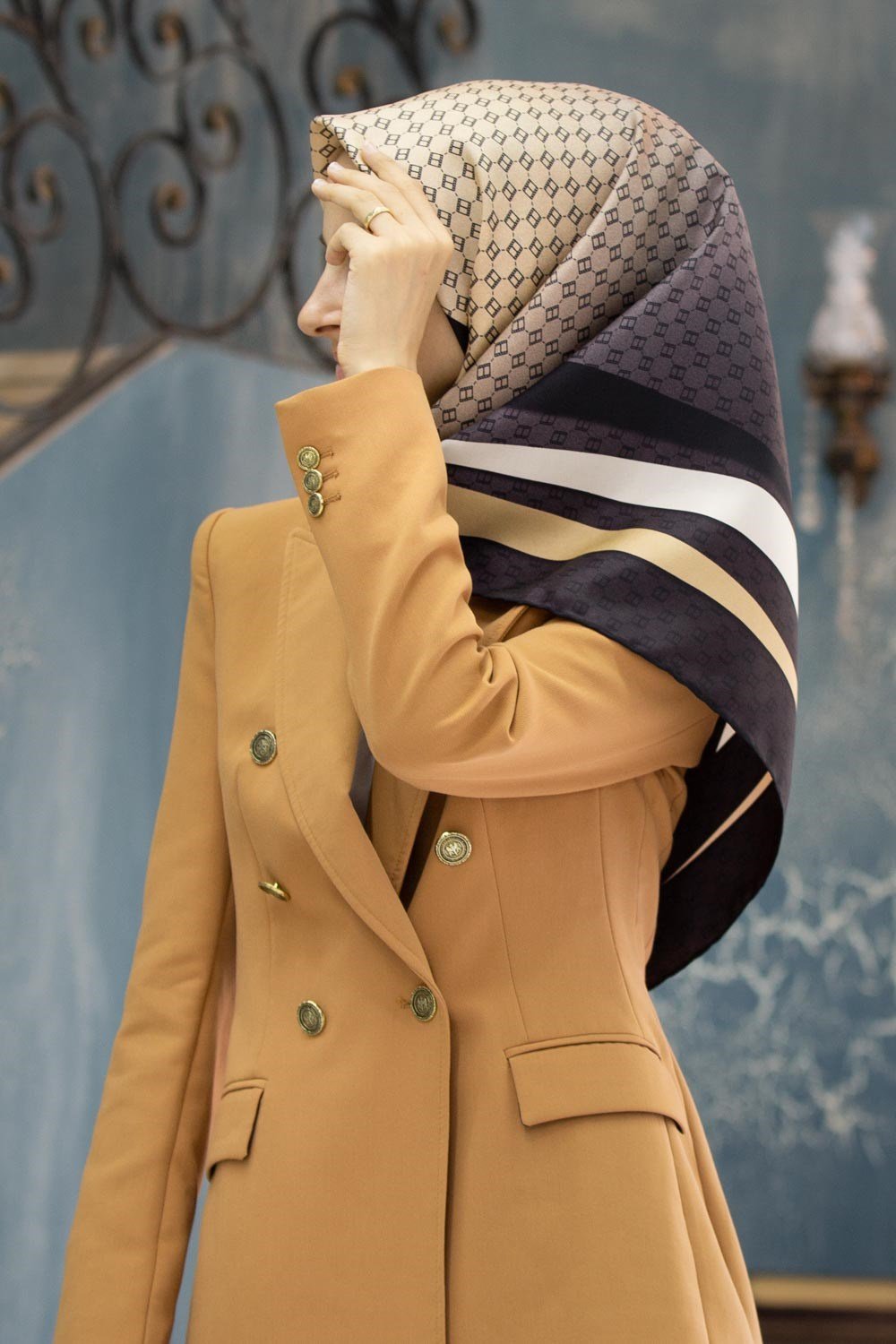 % 57 İPEK % 43 VİSKON Twill İpek Degrade Desenli Siyah - Bej Renkli 90x90 Eşarp Dikim Şekli : El Dikişi
