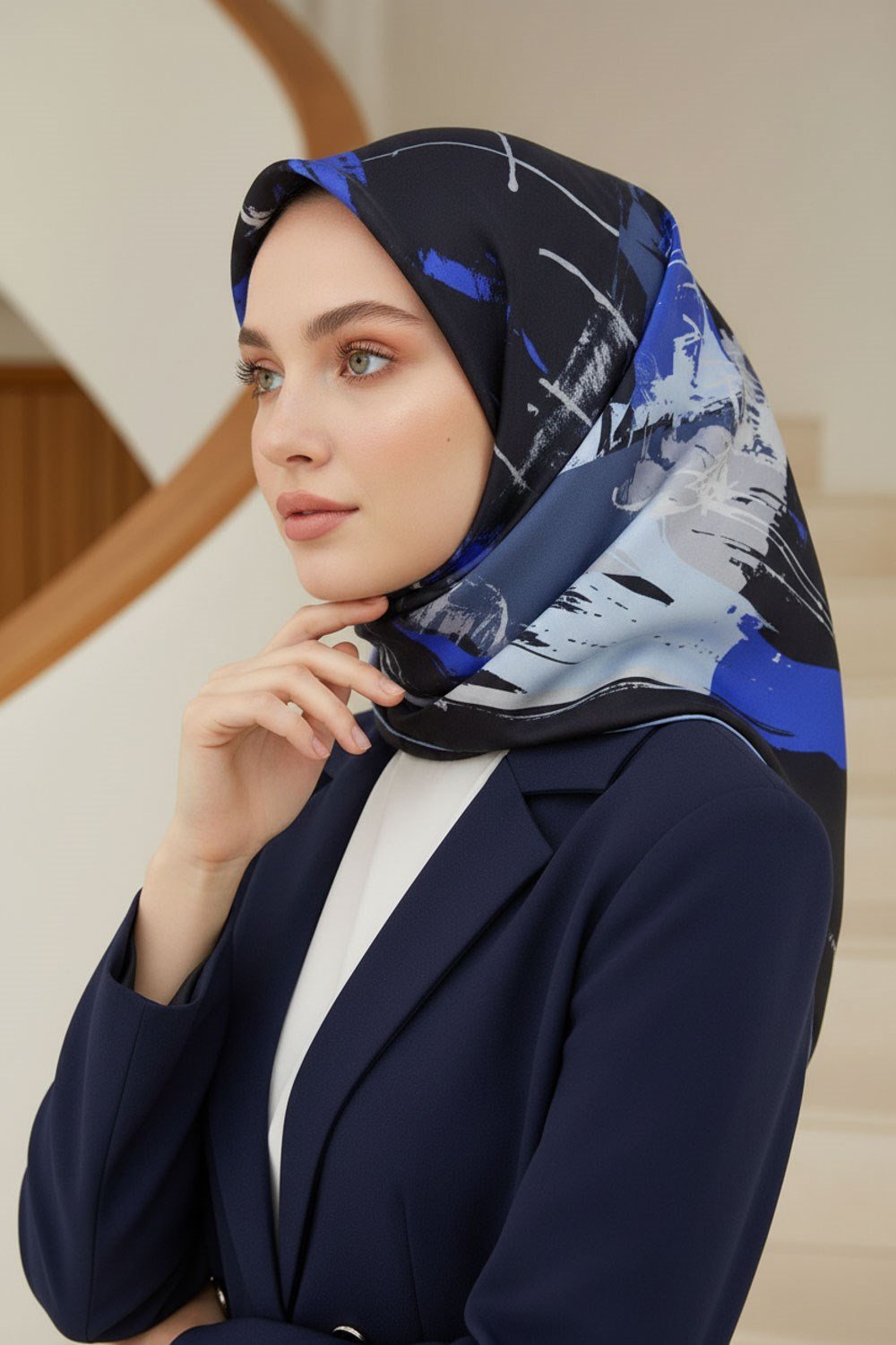 %57 İPEK %43 VİSKON Twill İpek Geometrik Desenli Lacivert - Bebe Mavisi Renkli 90x90 Eşarp Dikim Şekli : El Dikişi