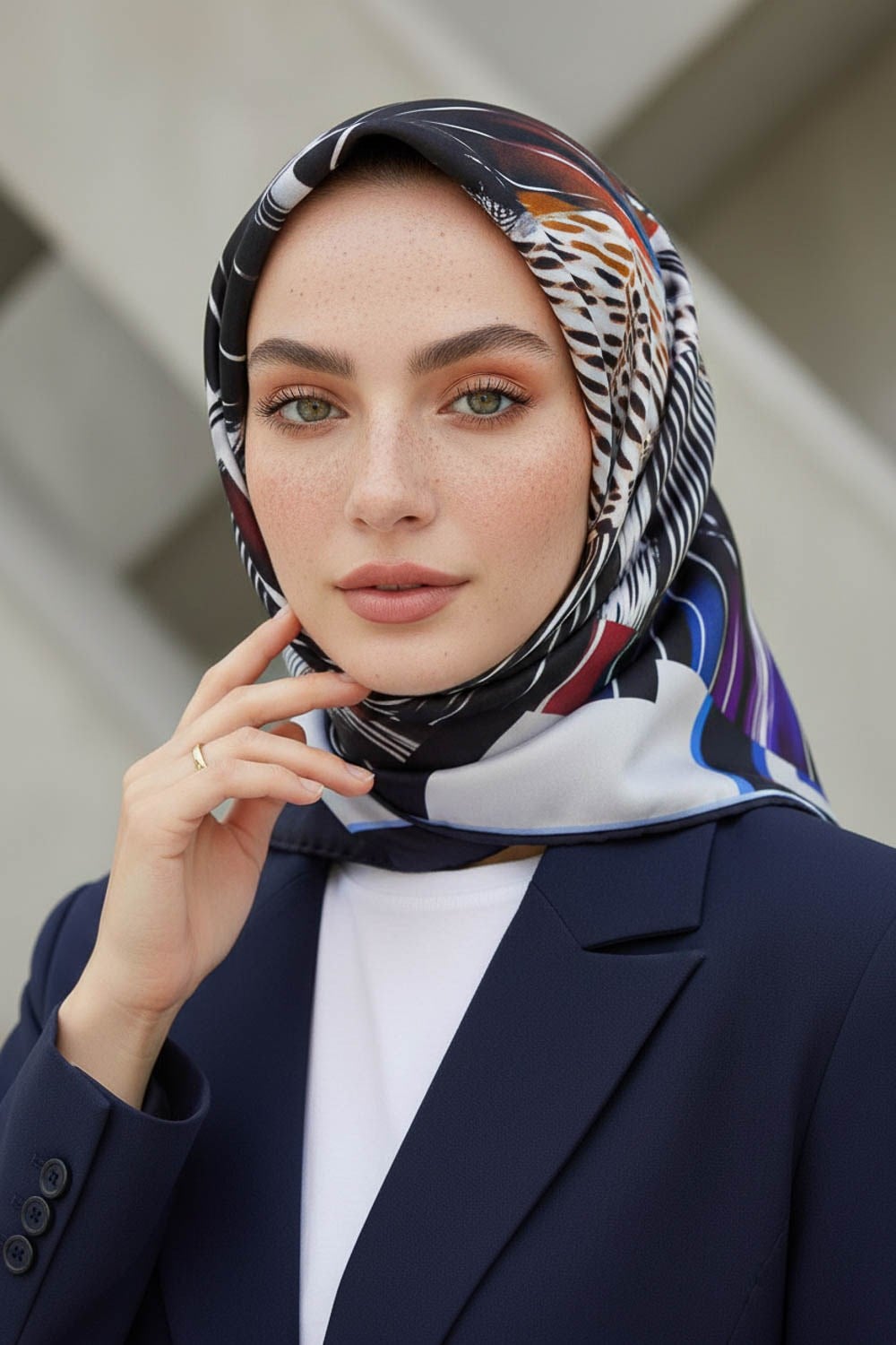 %100 Twill İpek Geometrik Desenli Lacivert - Kırmızı Renkli 90x90 Eşarp Dikim Şekli : El Dikişi