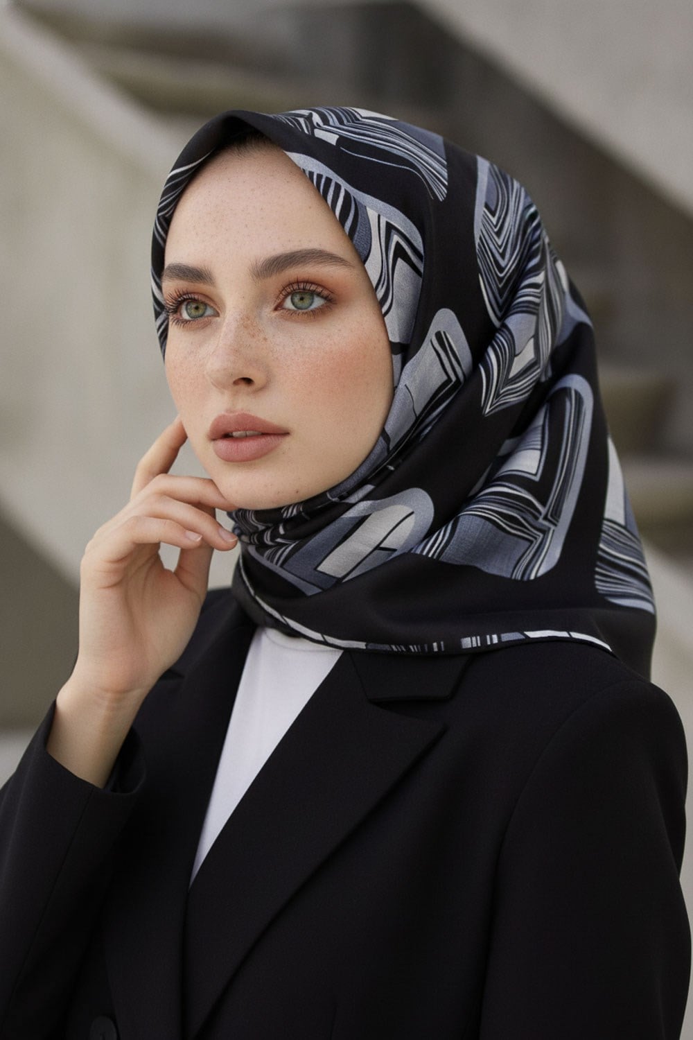 %100 Twill İpek Geometrik Kare Desenli Siyah - Beyaz Renkli 90x90 Eşarp Dikim Şekli : El Dikişi