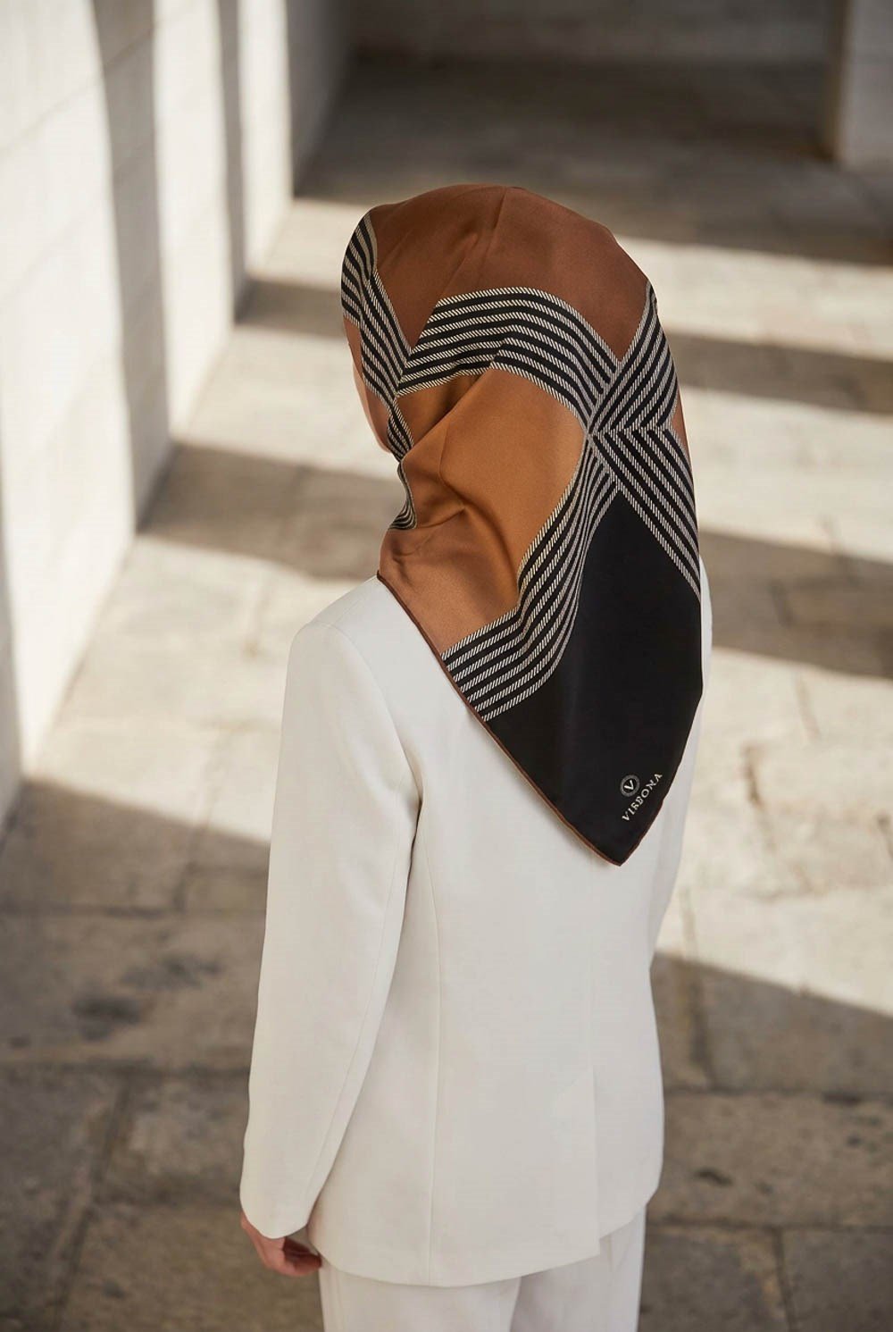 % 57 İPEK % 43 VİSKON Twill İpek Geometrik Desenli Hardal Renkli 90x90 Eşarp Dikim Şekli : El Dikişi