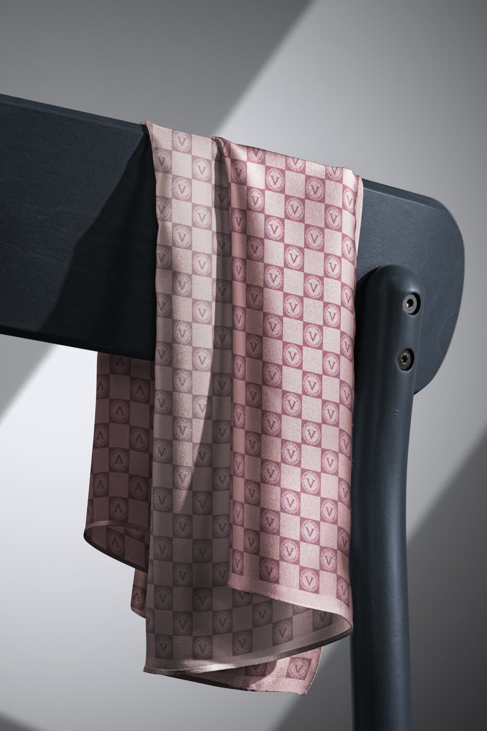 %100 Twill İpek Monogram Desenli Pudra Renkli 90x90 Eşarp Dikim Şekli : El Dikişi