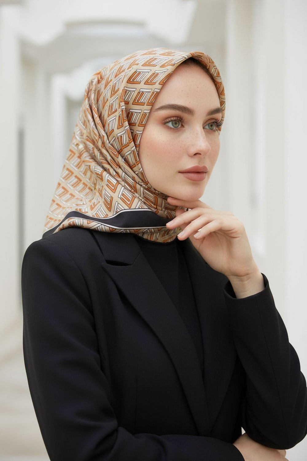 % 57 İPEK % 43 VİSKON Twill İpek Geometrik Desenli Bej - Taba  Renkli 90x90 Eşarp Dikim Şekli : El Dikişi