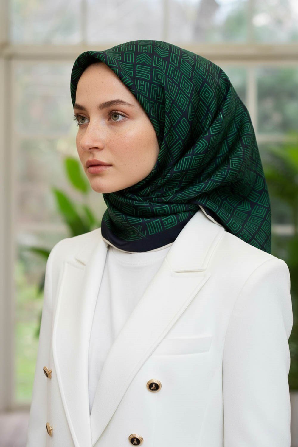 100% Twill İpek Etnik Motif Desenli Zümrüt Yeşili - Lacivert Renkli 90x90 Dikim Şekli : El Dikişi Eşarp