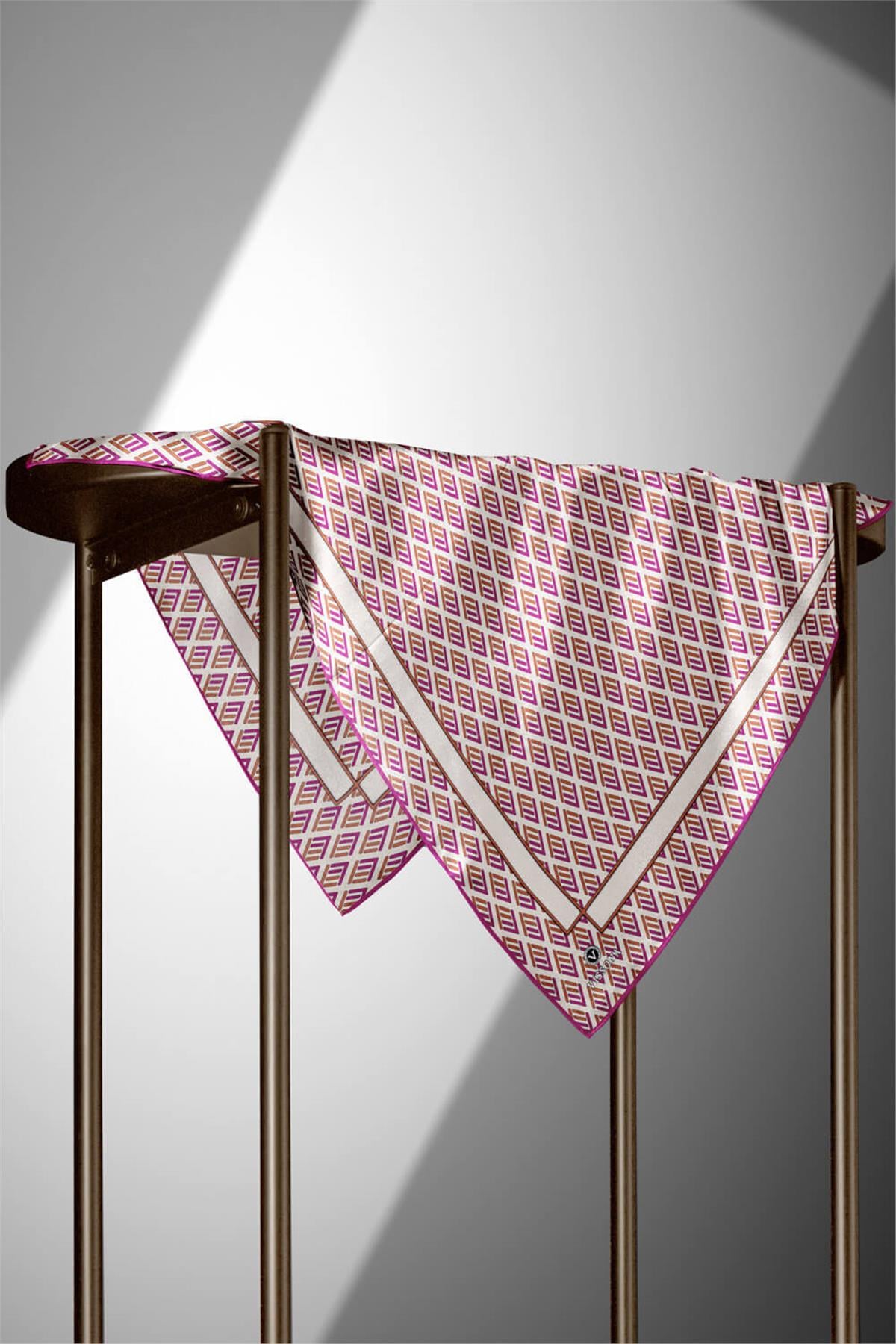 %100 Twill İpek Geometrik Desenli Fuşya - Turuncu Renkli 90x90 Eşarp Dikim Şekli : El Dikişi