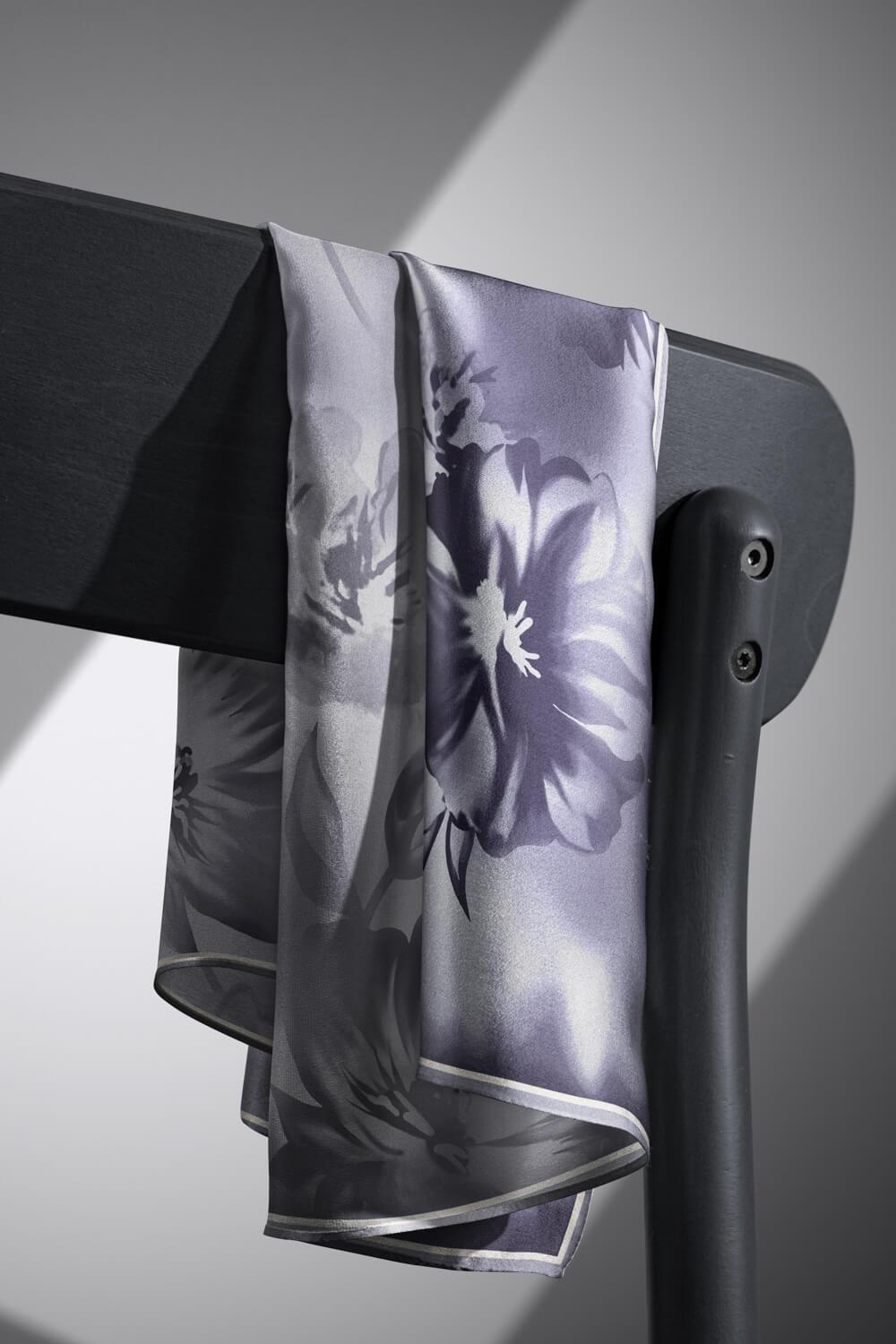 100% Twill İpek Çiçek Desenli Gümüş Renkli 90x90 Dikim Şekli : El Dikişi Eşarp