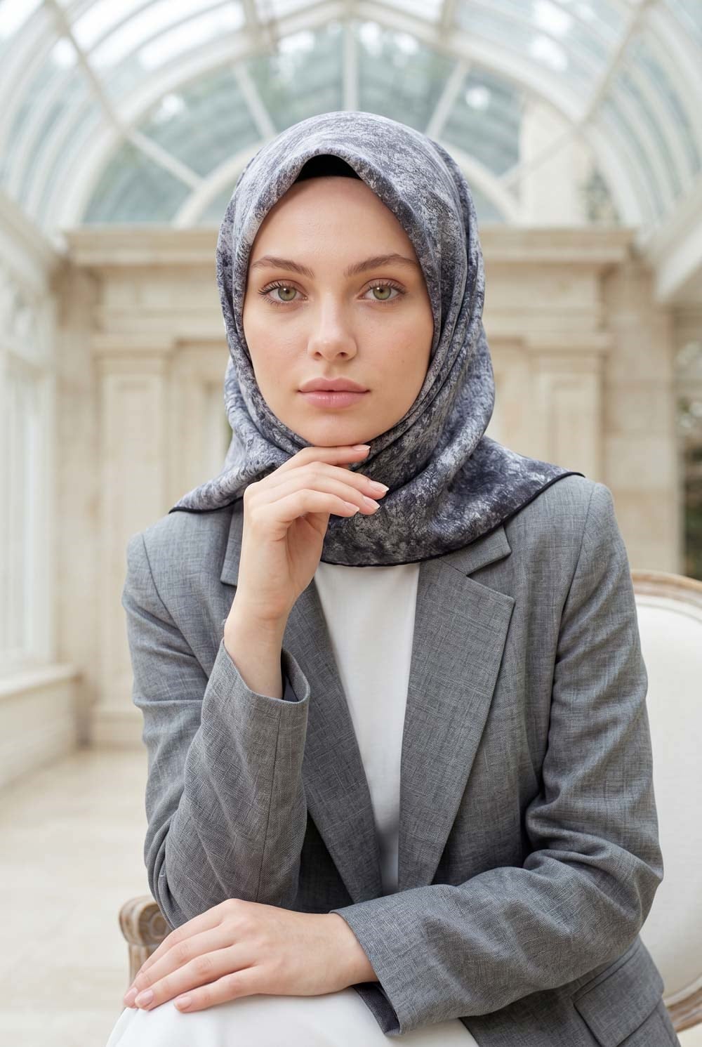 % 57 İPEK % 43 VİSKON Twill İpek Doku Desenli Gümüş Renkli 90x90 Eşarp Dikim Şekli : El Dikişi