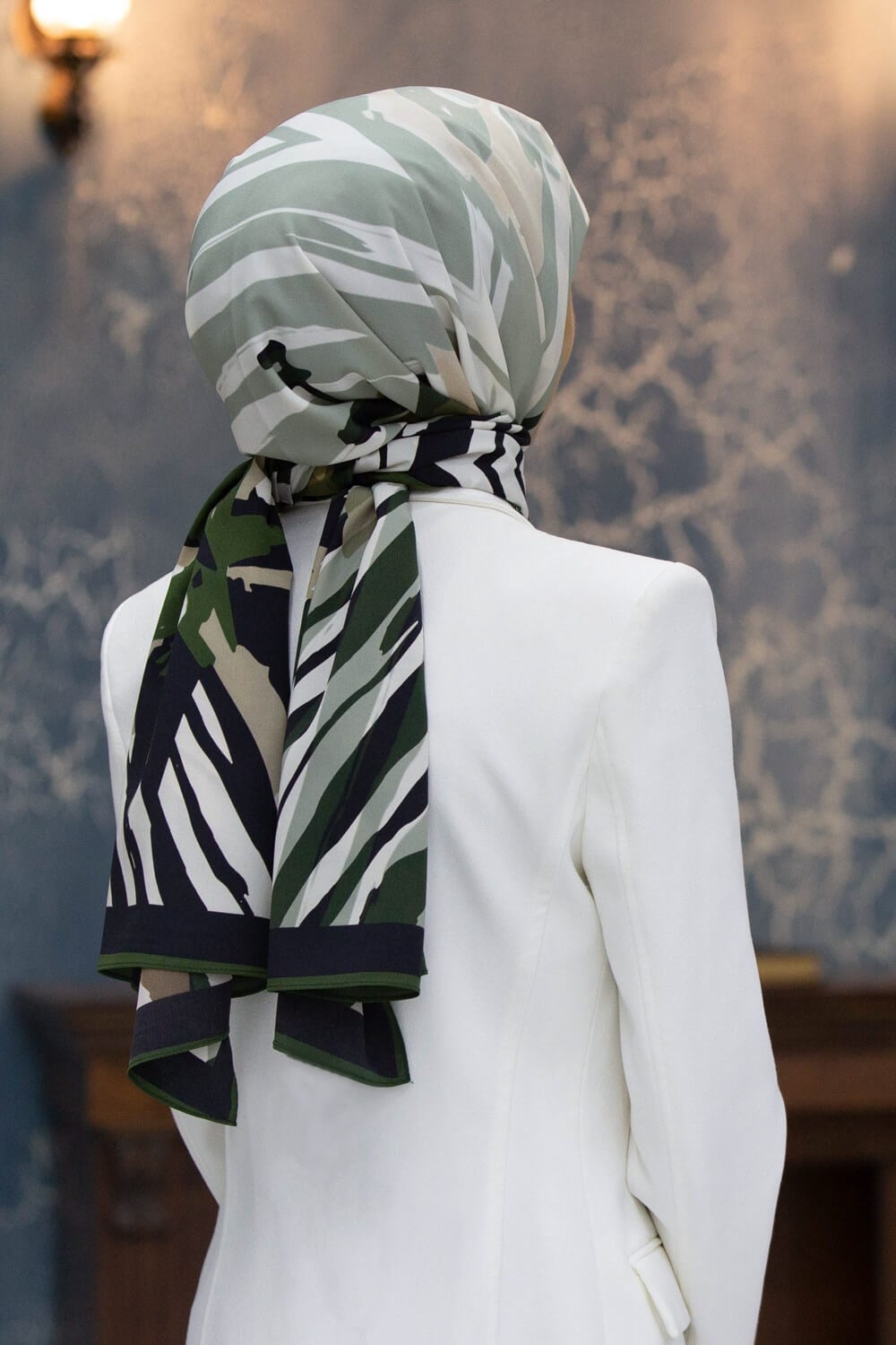 KREP ZEBRA VE ÇİÇEK DESENLİ ZÜMRÜT YEŞİLİ RENKLİ 75X195 KIRIŞMAZ ŞAL
