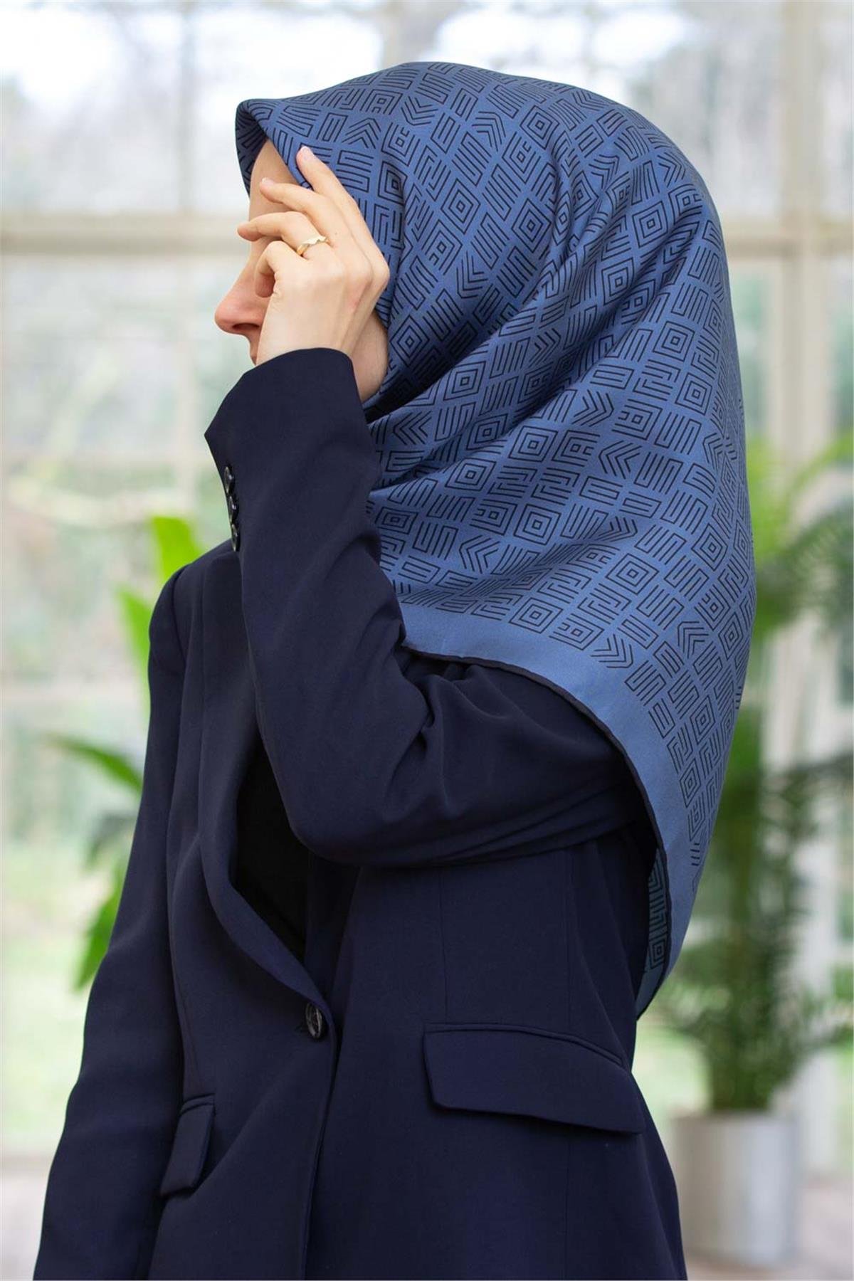 100% Twill İpek Etnik Motif Desenli İndigo - Lacivert Renkli 90x90 Dikim Şekli : El Dikişi Eşarp