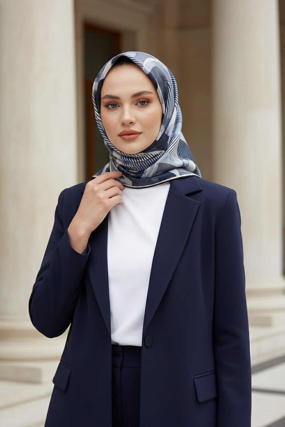 %100 Twill İpek Geometri Desenli Siyah-Krem Renkli 90x90 Eşarp Kenar Dikiş Şekli El Dikişli