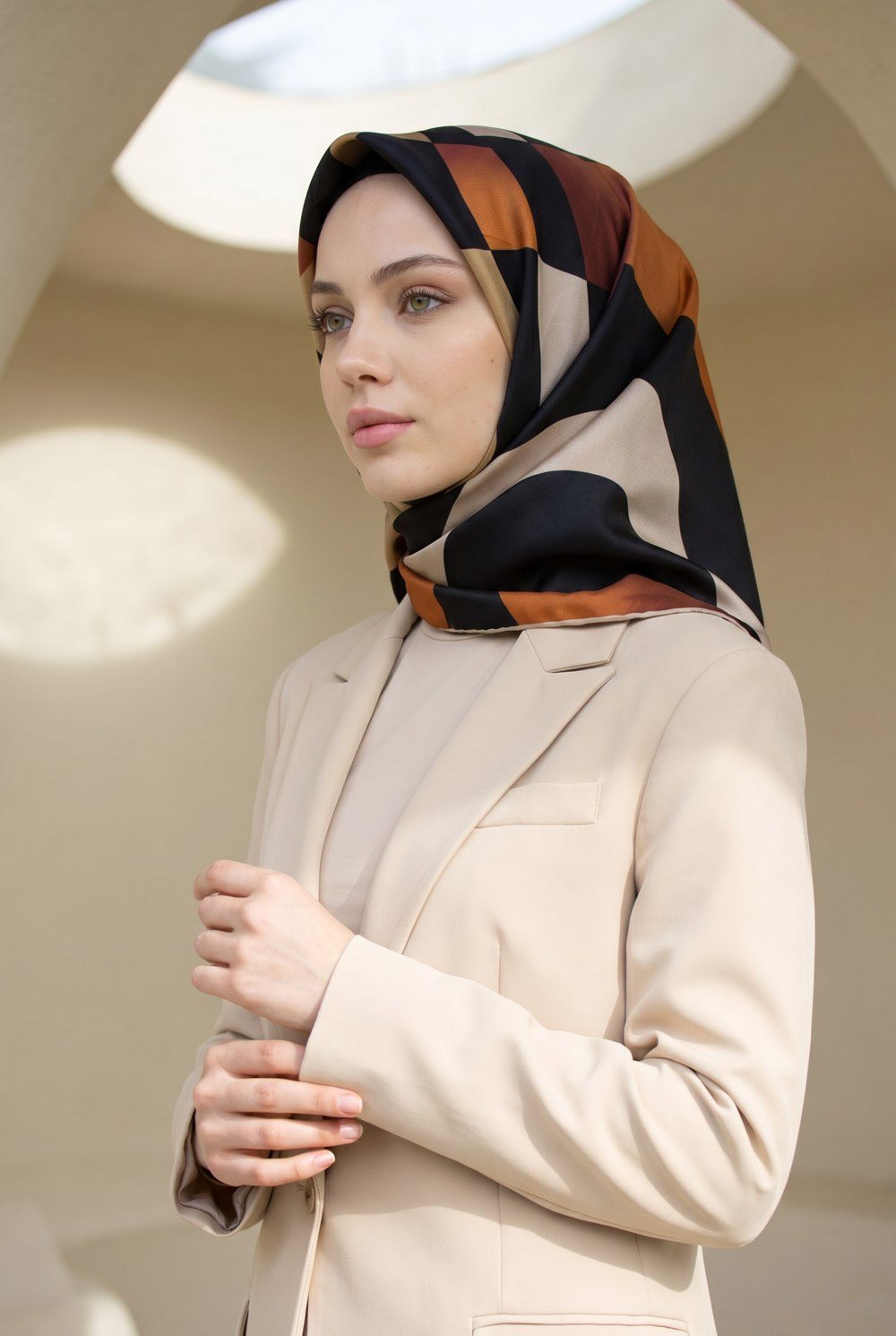 %100 Twill İpek Geometrik Desenli Taba - Bej Renkli 90x90 Eşarp Dikim Şekli : El Dikişi