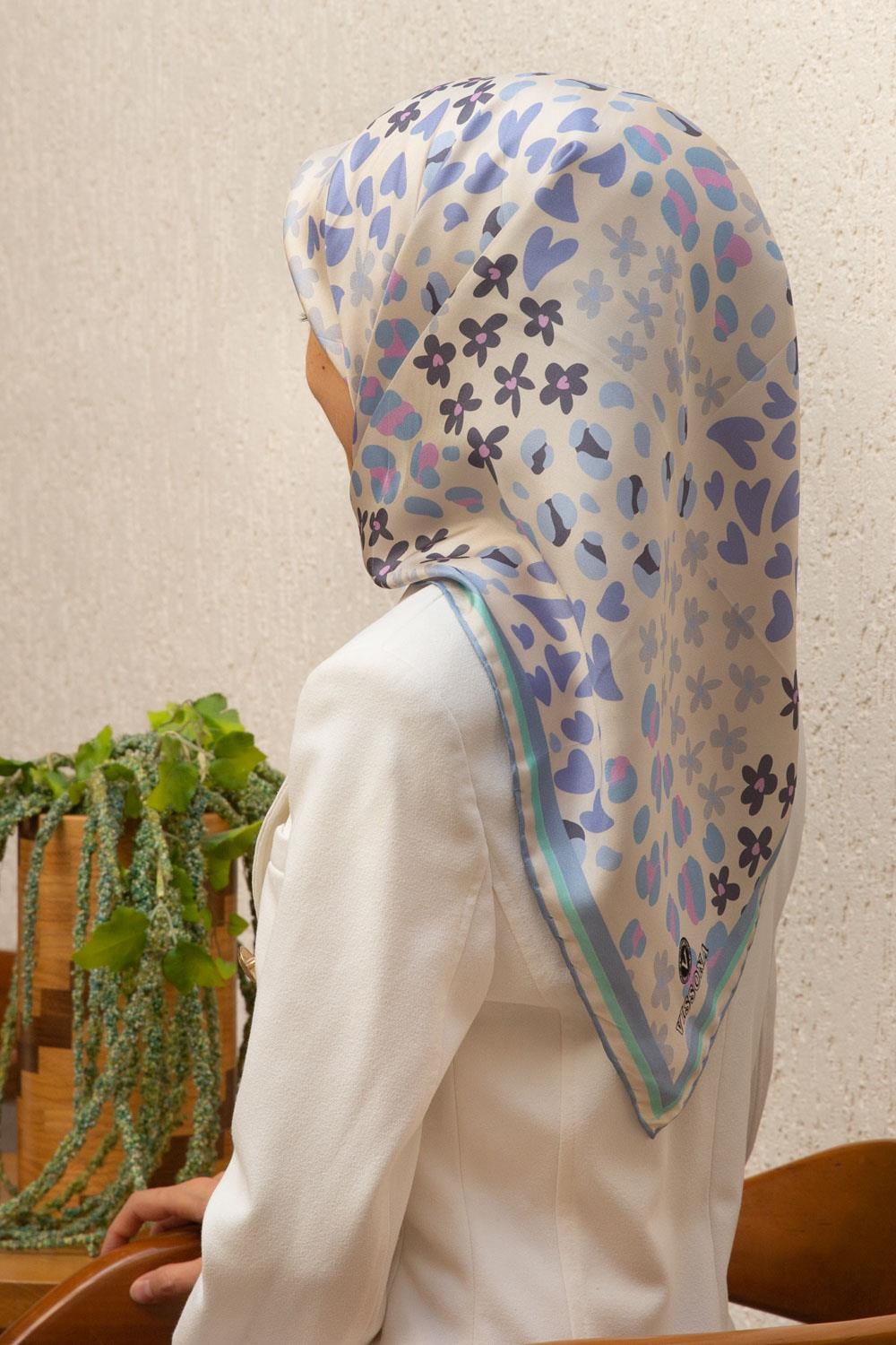 %100 Twill İpek Kalpli Leopar Desenli Buz Mavisi - Gri Renkli 90x90 Eşarp Dikim Şekli : El Dikişi