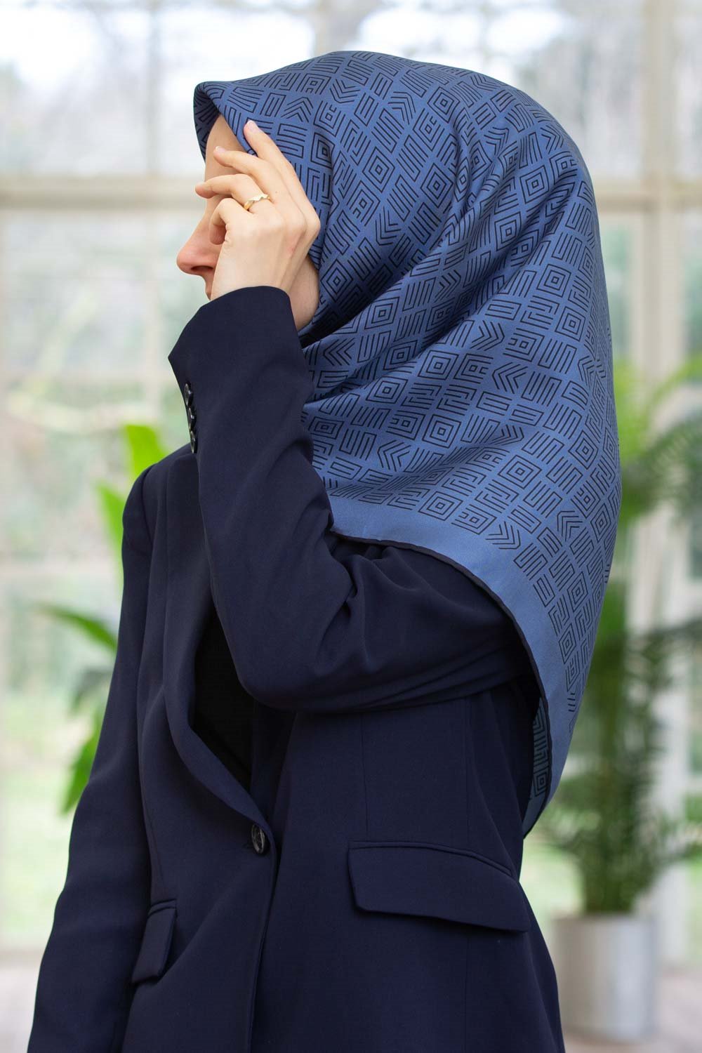 %57 İPEK %43 VİSKON Twill İpek Etnik Motif Desenli İndigo - Lacivert Renkli 90x90 Eşarp Dikim Şekli : El Dikişi
