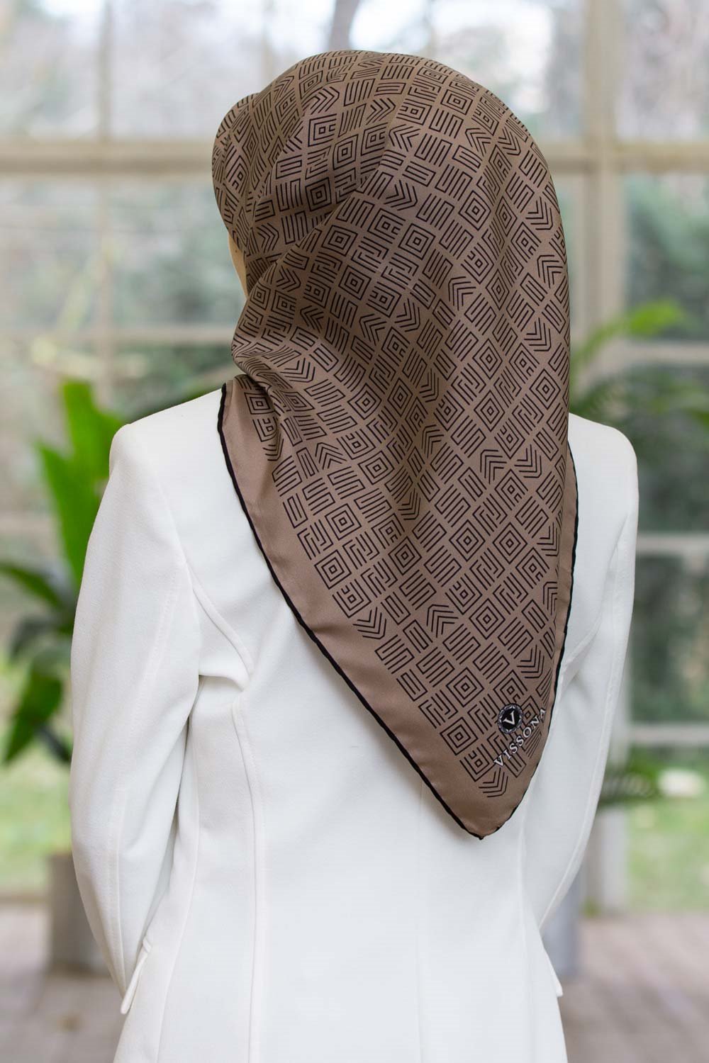 %57 İPEK %43 VİSKON Twill İpek Etnik Motif Desenli Vizon - Siyah Renkli 90x90 Eşarp Dikim Şekli : El Dikişi