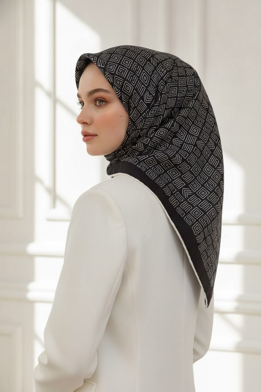 %57 İPEK %43 VİSKON Twill İpek Etnik Motif Desenli Siyah - Krem  Renkli 90x90 Eşarp Dikim Şekli : El Dikişi