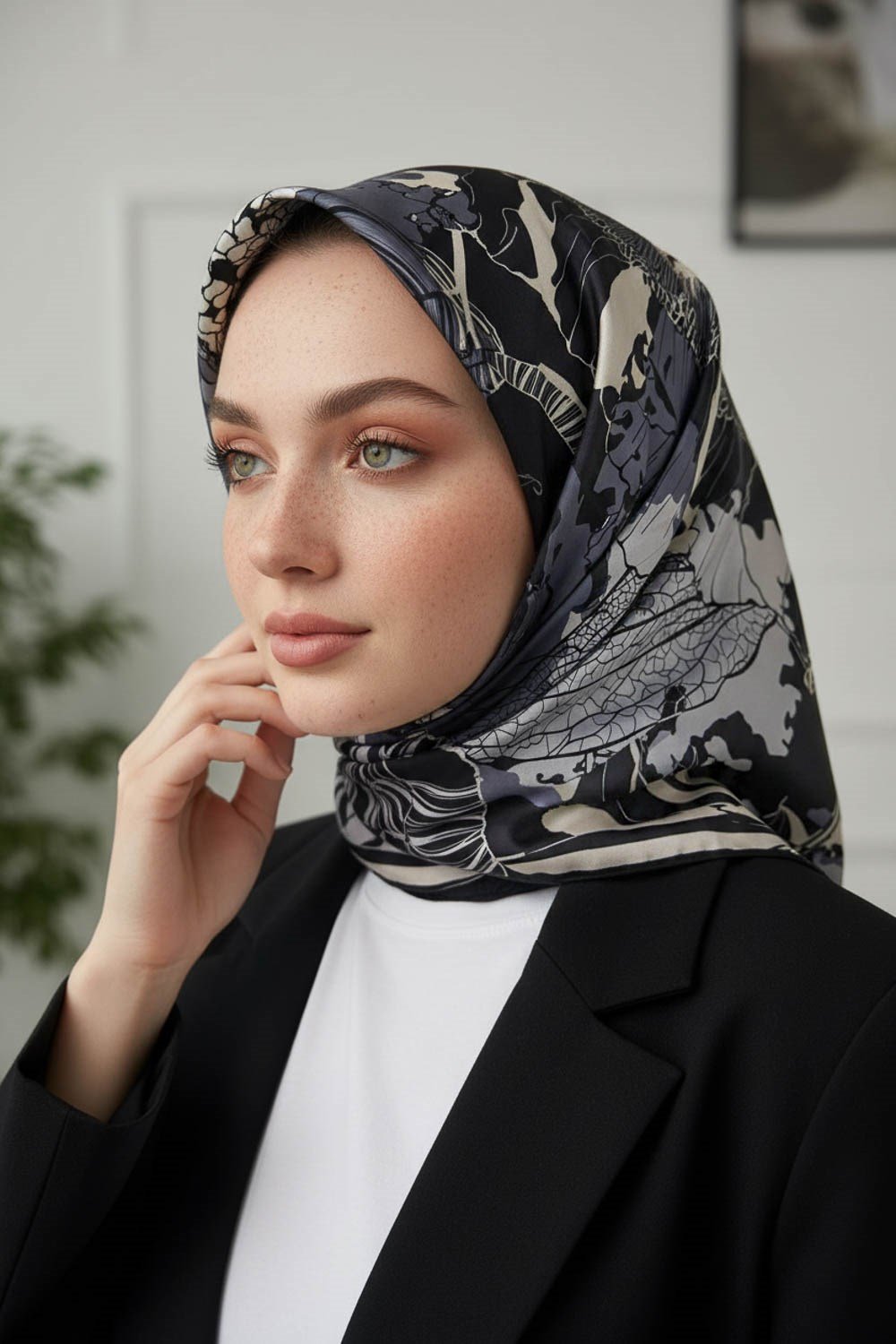 %100 Twill İpek Yaprak Desenli Gri - Siyah Renkli 90x90 Eşarp Dikim Şekli : El Dikişi