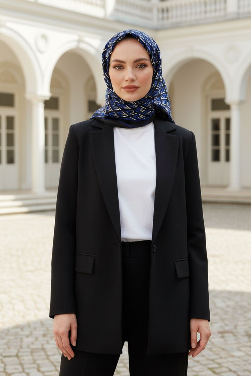 % 57 İPEK % 43 VİSKON Twill İpek Geometrik Desenli Siyah - Saks Renkli 90x90 Eşarp Dikim Şekli : El Dikişi