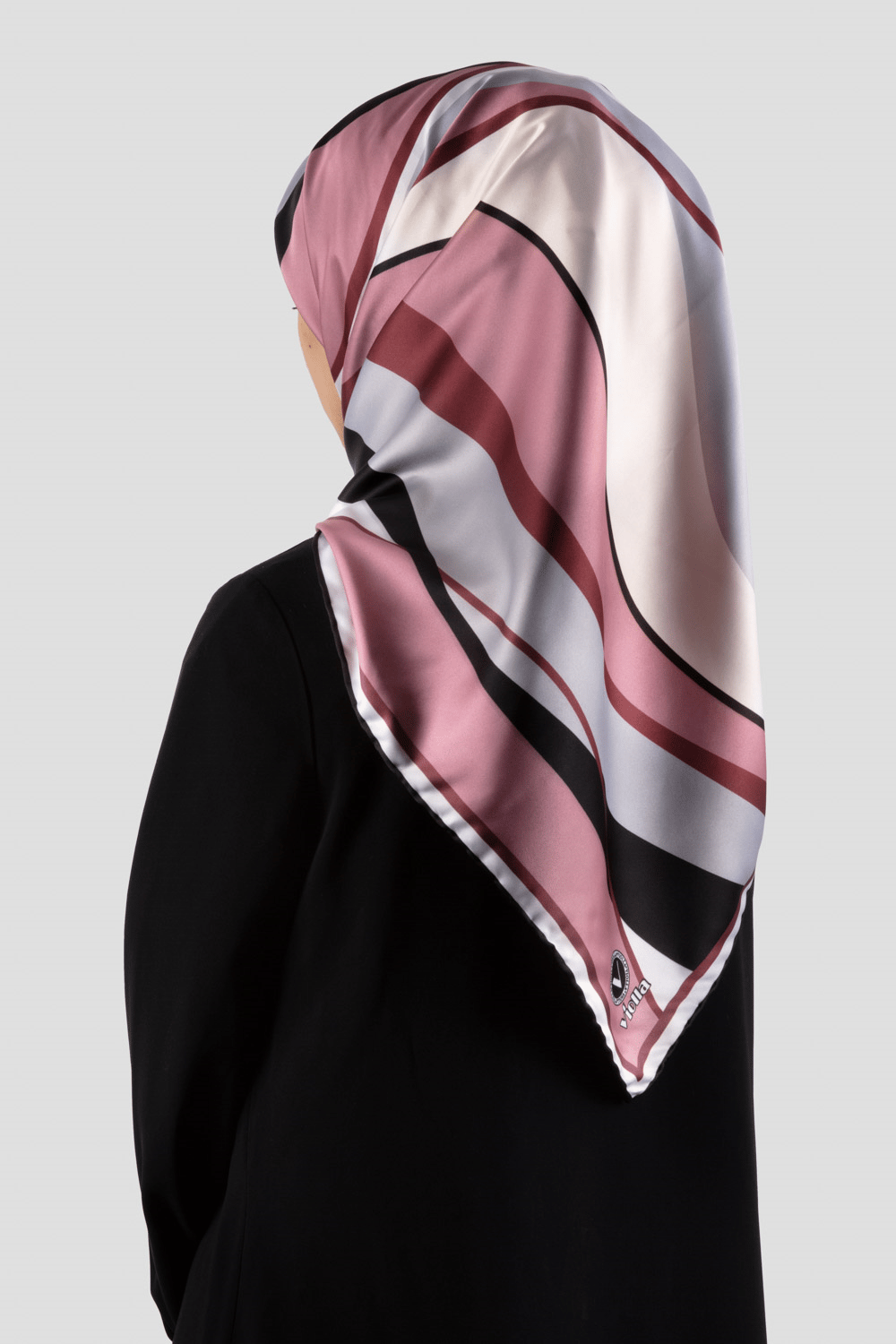 Rayon Modern Dalgalı Çizgi Desenli Pudra Renkli 90x90 Dikim Şekli : El Dikişi Eşarp (İpek İçermez)