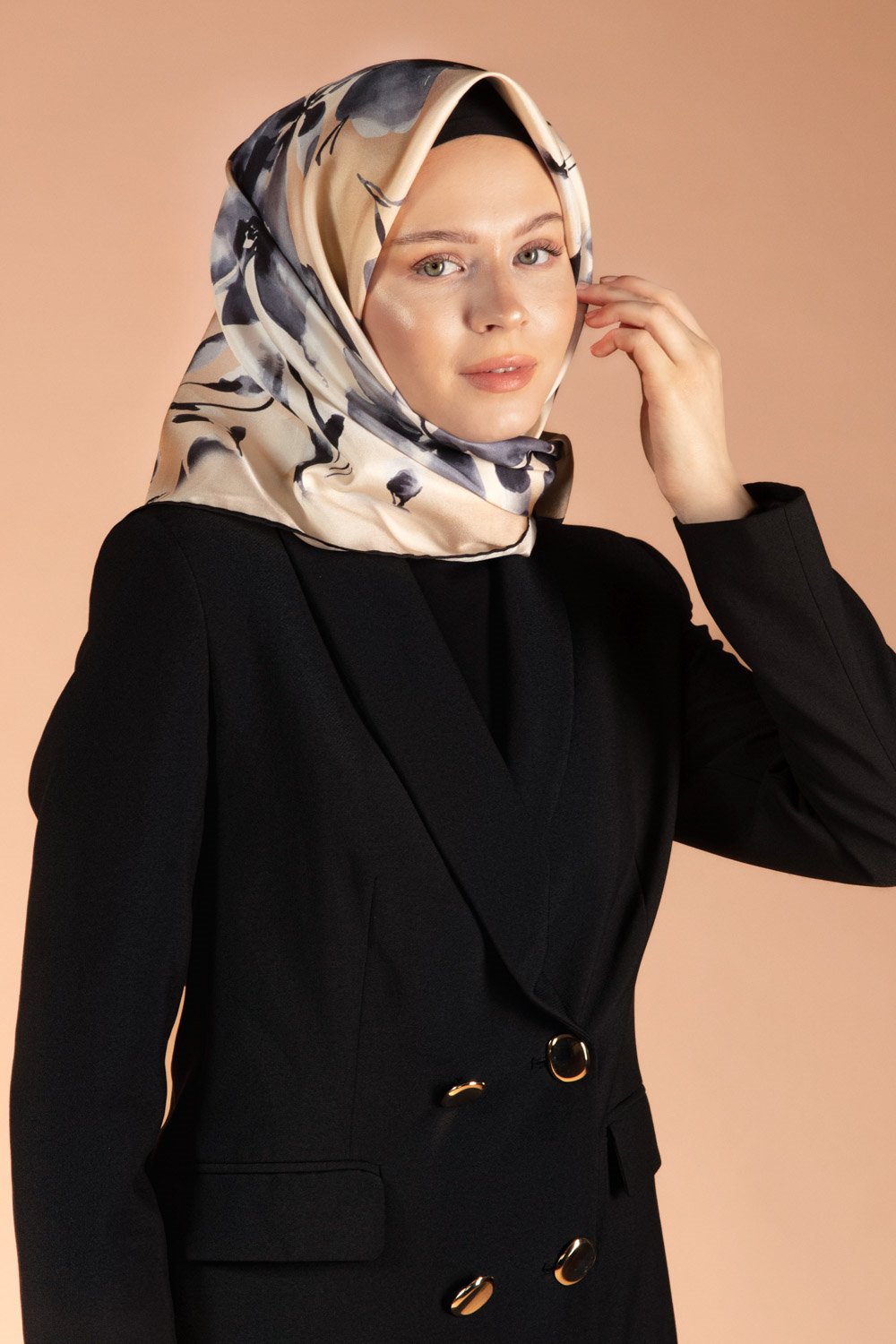 %100 Twill İpek Çiçek Desenli Bej - Füme Renkli 90x90 Dikim Şekli : El Dikişi Eşarp