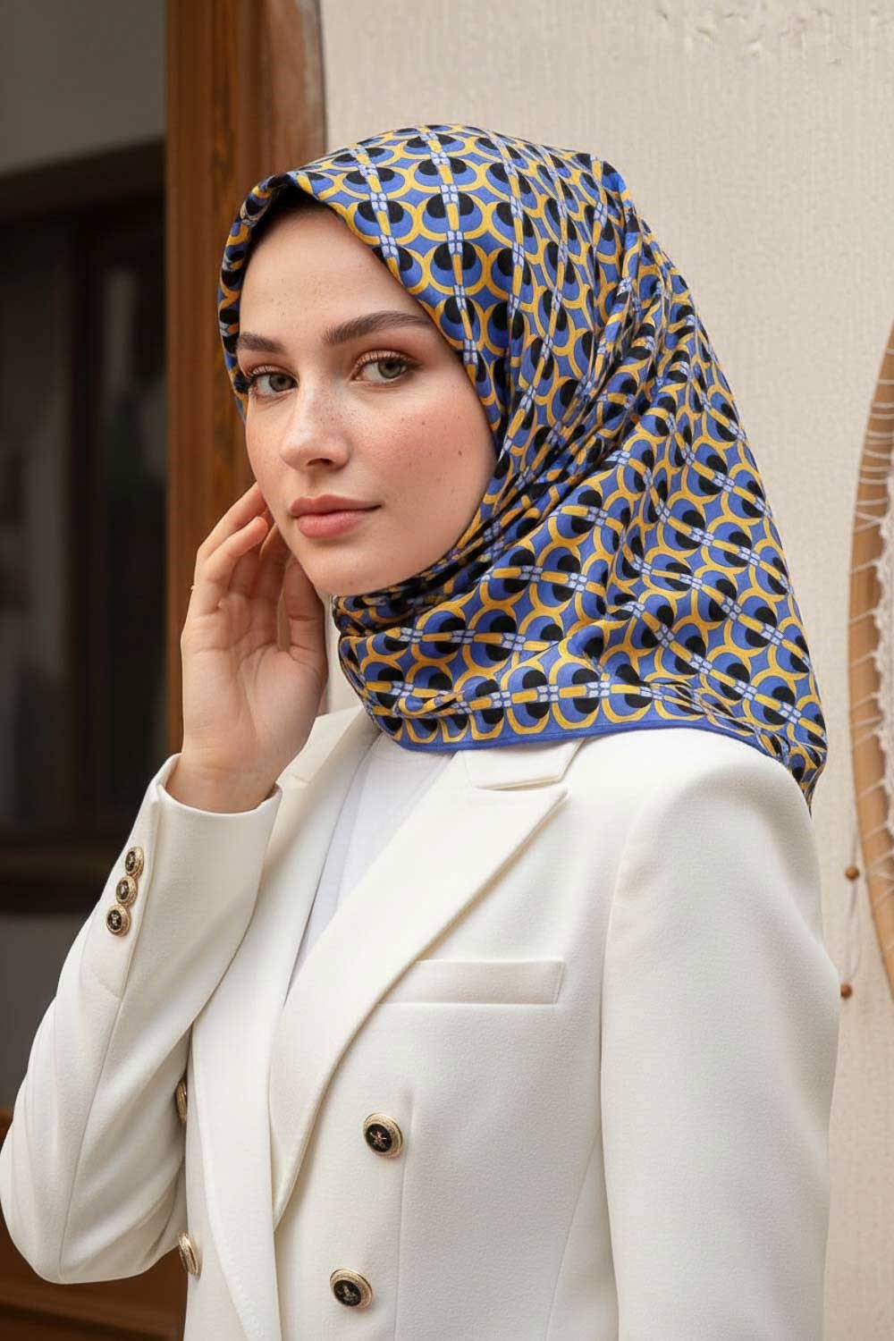 %100 Twill İpek Geometrik Desenli Saks - Gold Renkli 90x90 Eşarp Dikim Şekli : El Dikişi