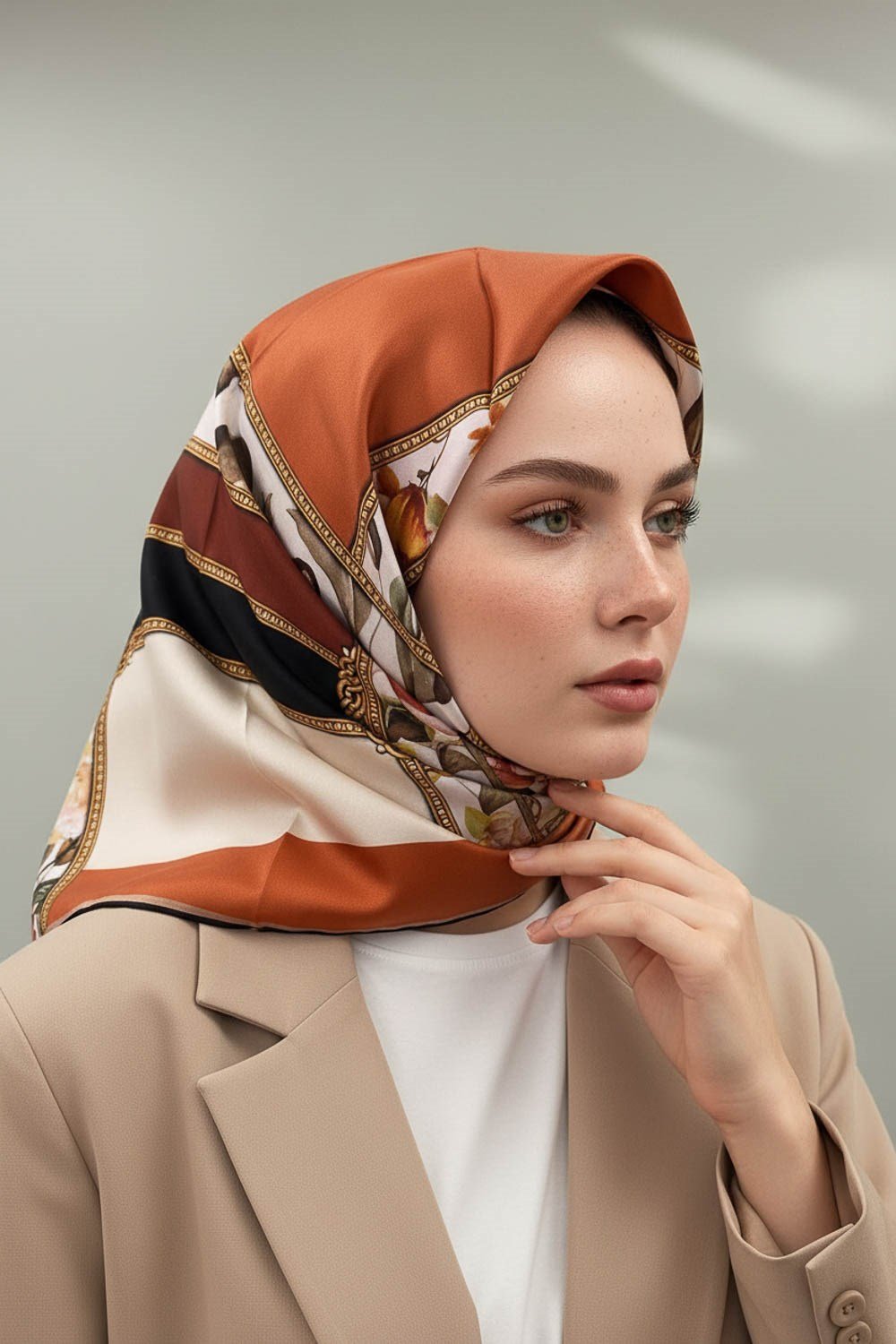 100% Twill İpek Şeritli Çiçek Desenli Taba - Siyah Renkli 90x90 Dikim Şekli : El Dikişi Eşarp