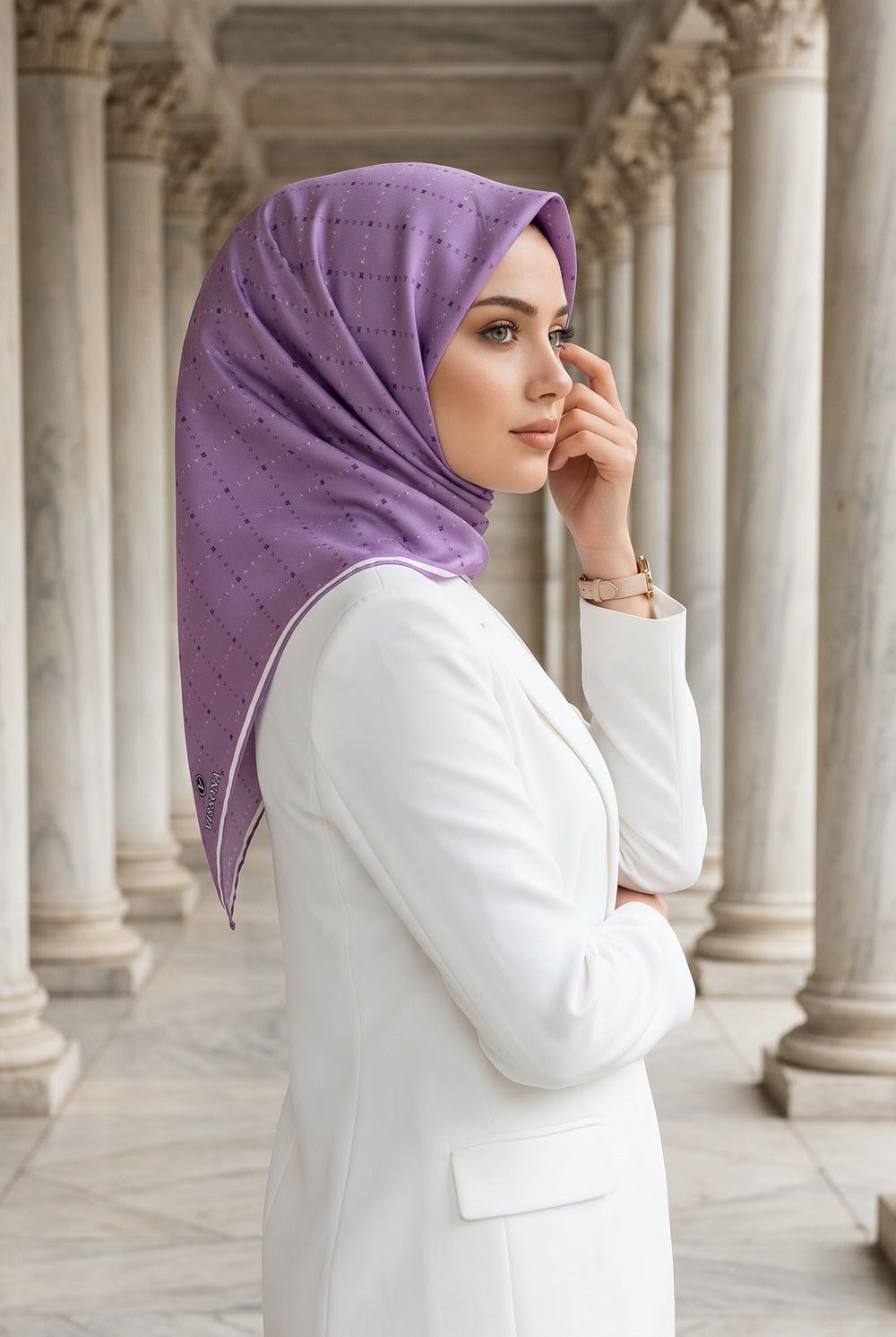 % 57 İPEK % 43 VİSKON Twill İpek Minik V Desenli Mor Renkli 90x90 Eşarp Dikim Şekli : El Dikişi