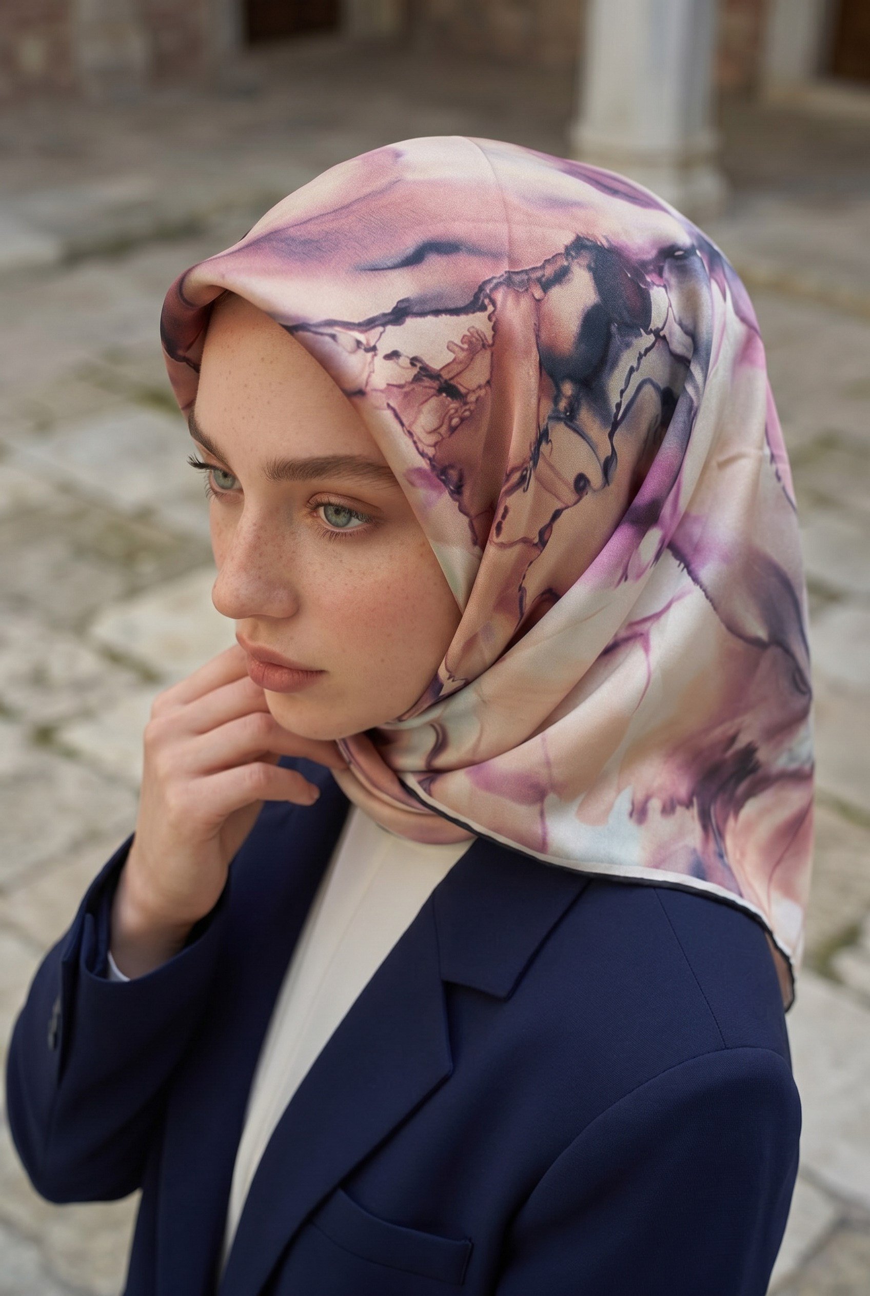 % 57 İPEK % 43 VİSKON Twill İpek Batik Çiçek Desenli Somon - Lila Renkli 90x90 Eşarp Kenar Dikiş Şekli El Dikişli