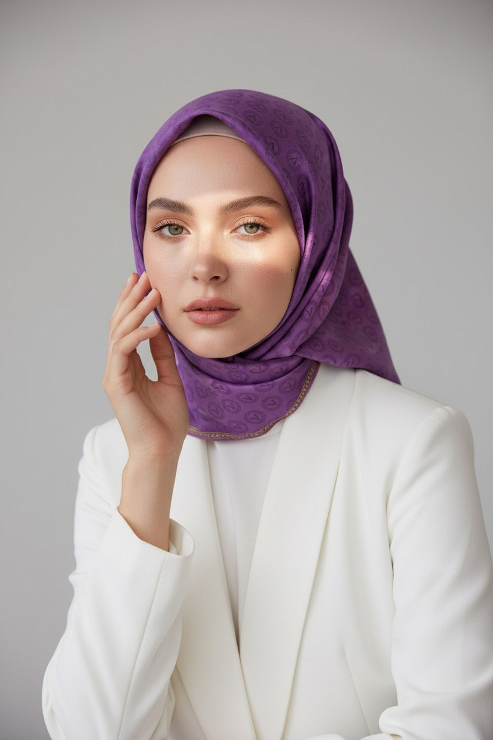 % 57 İPEK % 43 VİSKON Twill İpek Monogram Desenli Mor Renkli 90x90 Eşarp Dikim Şekli : El Dikişi