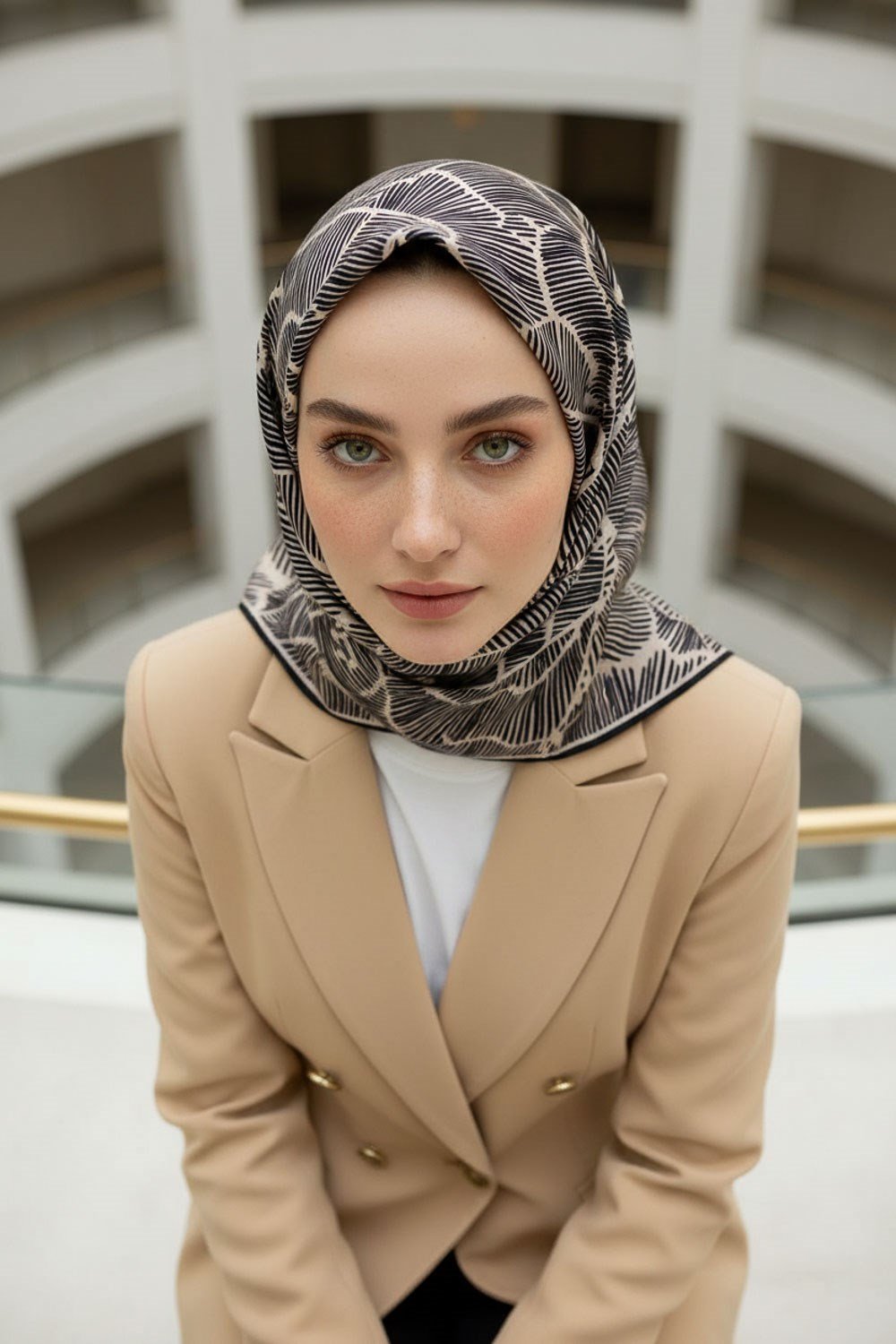 %100 Twill İpek Geometrik Desenli Siyah - Bej Renkli 90x90 Eşarp Dikim Şekli : El Dikişi