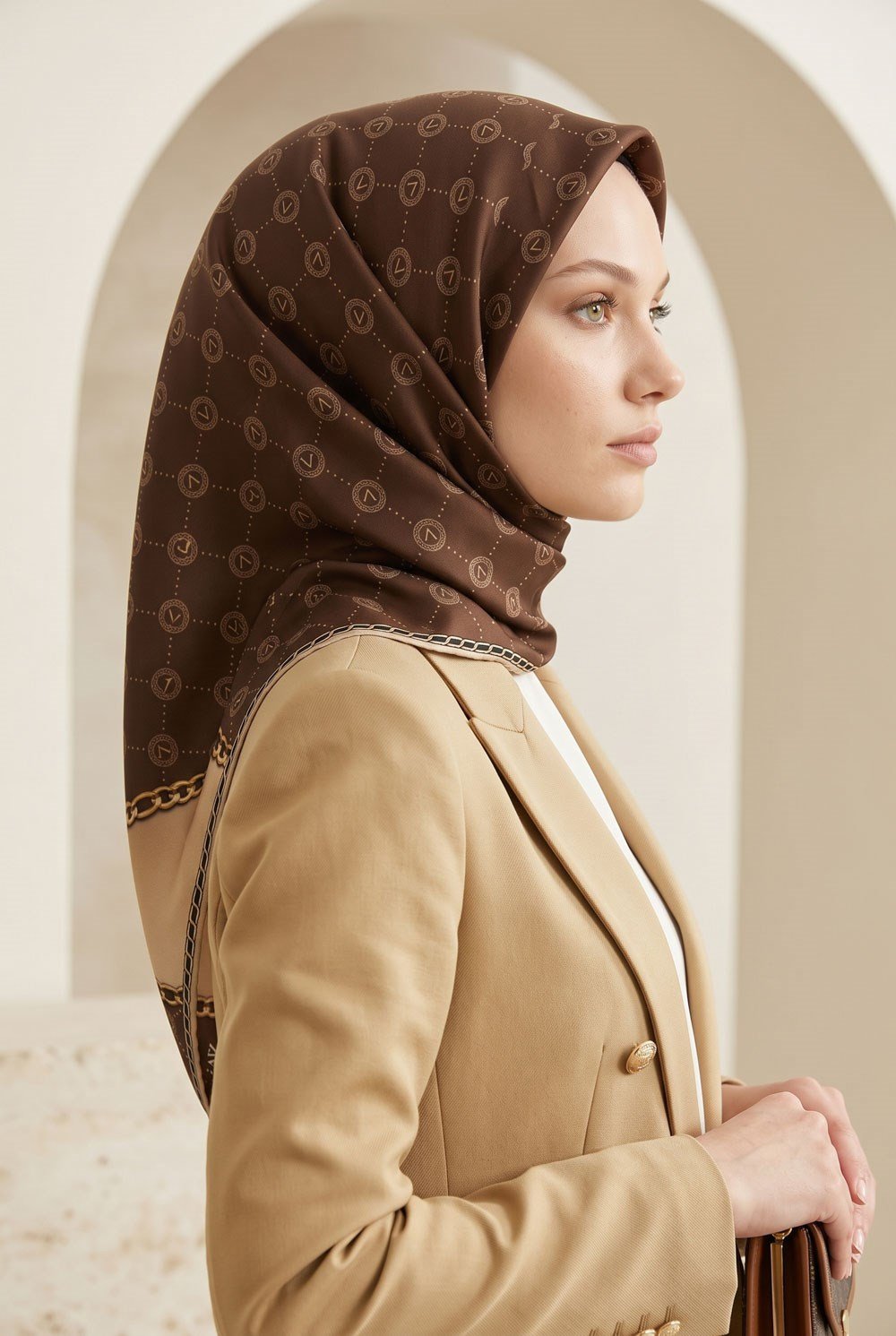 %100 Twill İpek Zincirli Ve Monogram Desenli Sütlü Kahve - Bej Renkli 90x90 Eşarp Dikim Şekli : El Dikişi