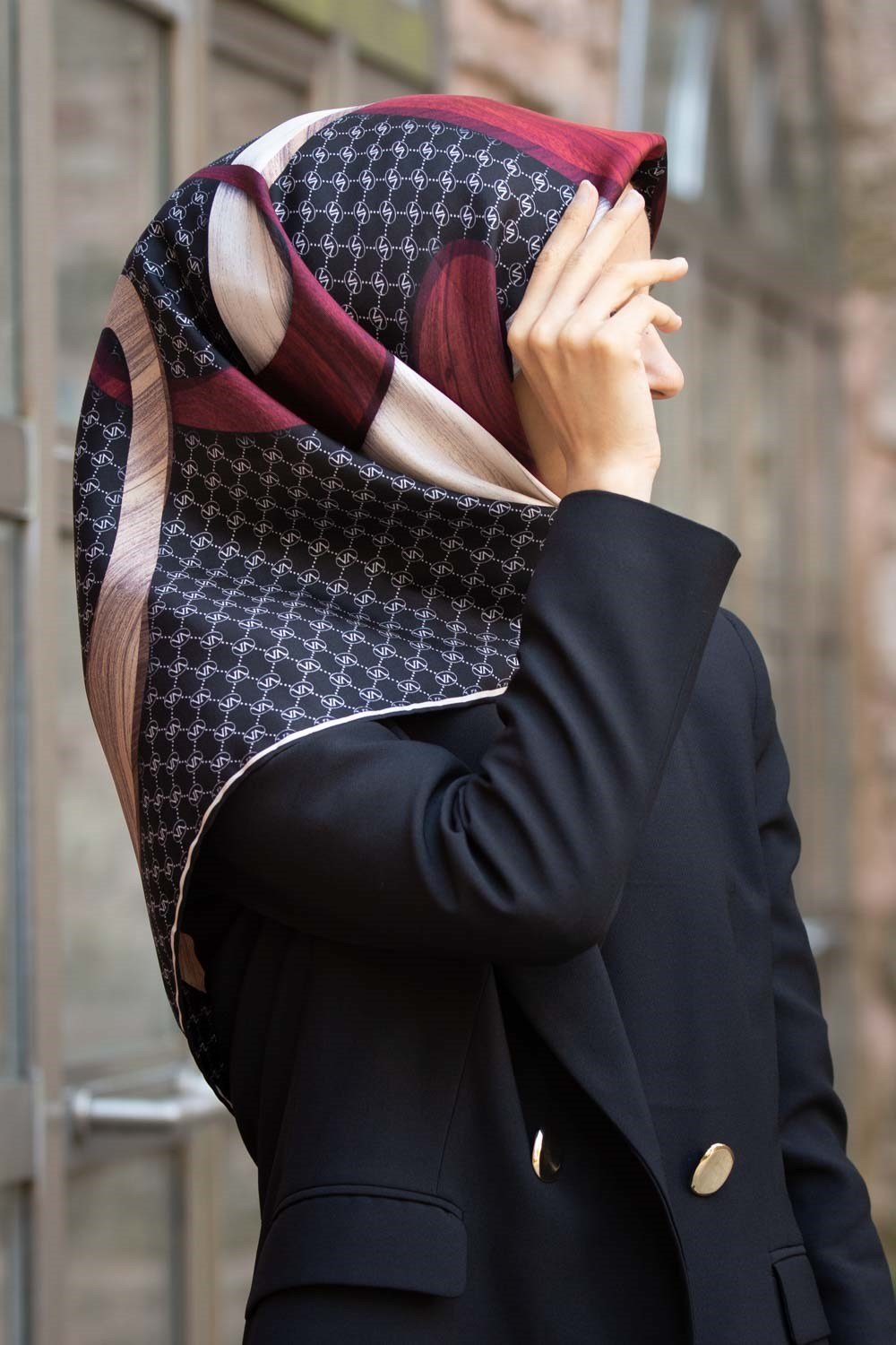 100% Twill Geometrik Halka Desenli Siyah - Bordo Renkli 90x90 Dikim Şekli : El Dikişi Eşarp