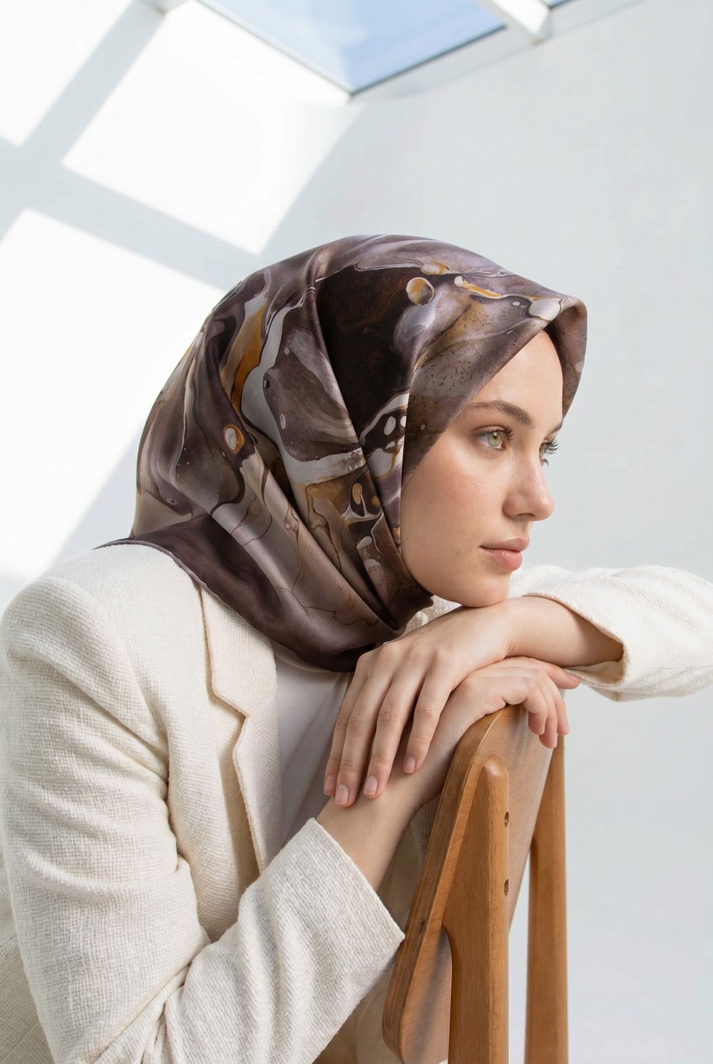 %100 Twill İpek Batik Çiçek Desenli Kahverengi - Krem Renkli 90x90 Eşarp Dikim Şekli : El Dikişi