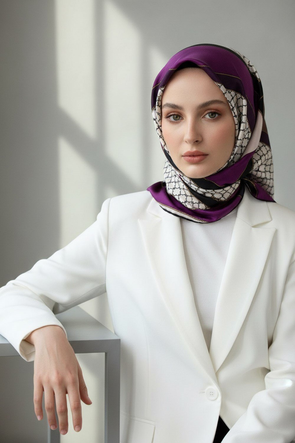 %100 Twill İpek Geometrik Desenli Mürdüm - Siyah Renkli 90x90 Eşarp Dikim Şekli : El Dikişi