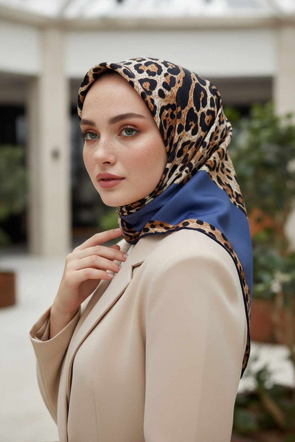 %100 Twill İpek Leopar Desenli İndigo Renkli 90x90 Eşarp Dikim Şekli : El Dikişi
